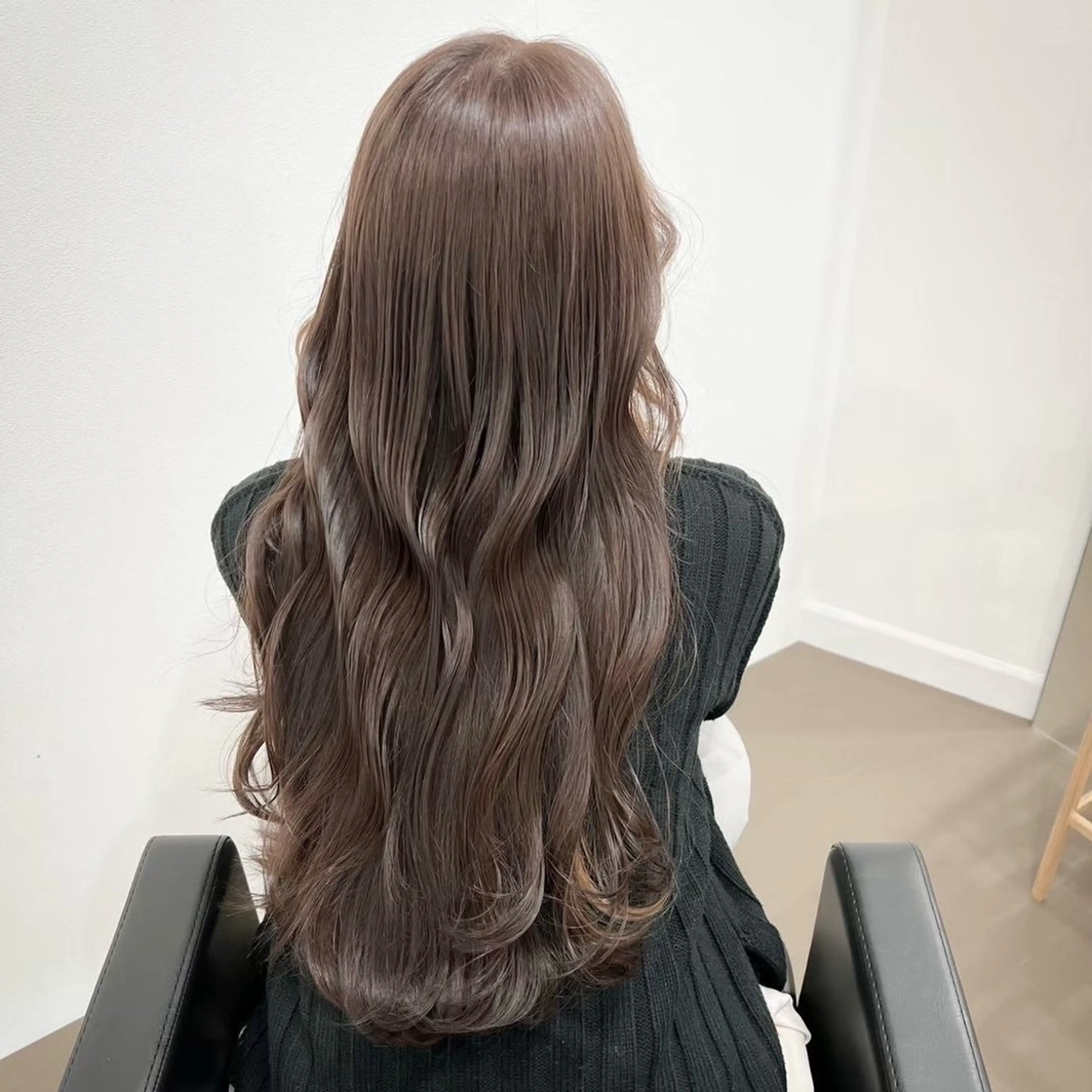 ロング 岡田 佳子のヘアスタイル