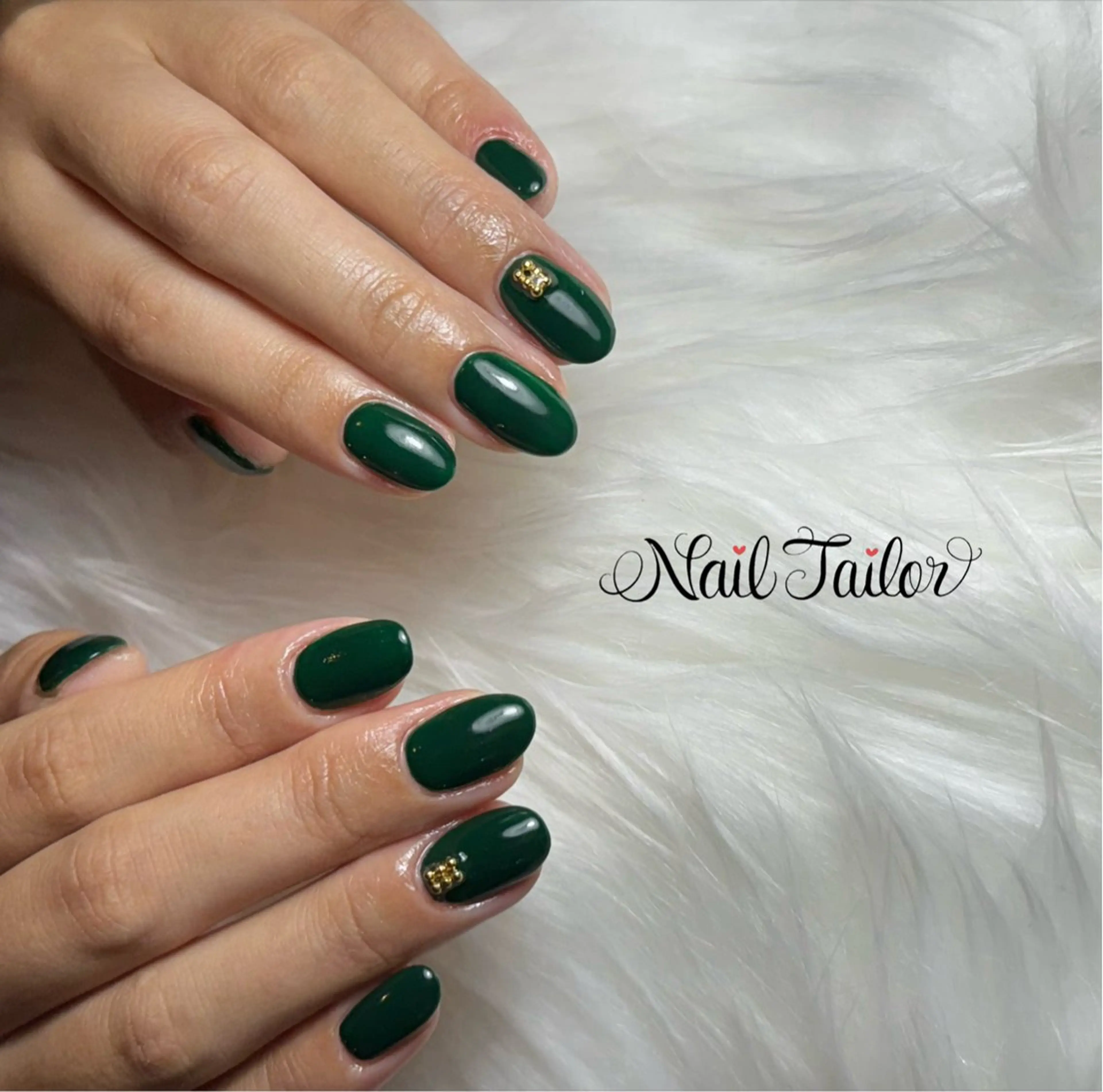 ネイル ゴールド グリーン ワンカラーネイル シンプルネイル 冬ネイル ハンドネイル NailTailor ネイルテイラーのネイルデザイン