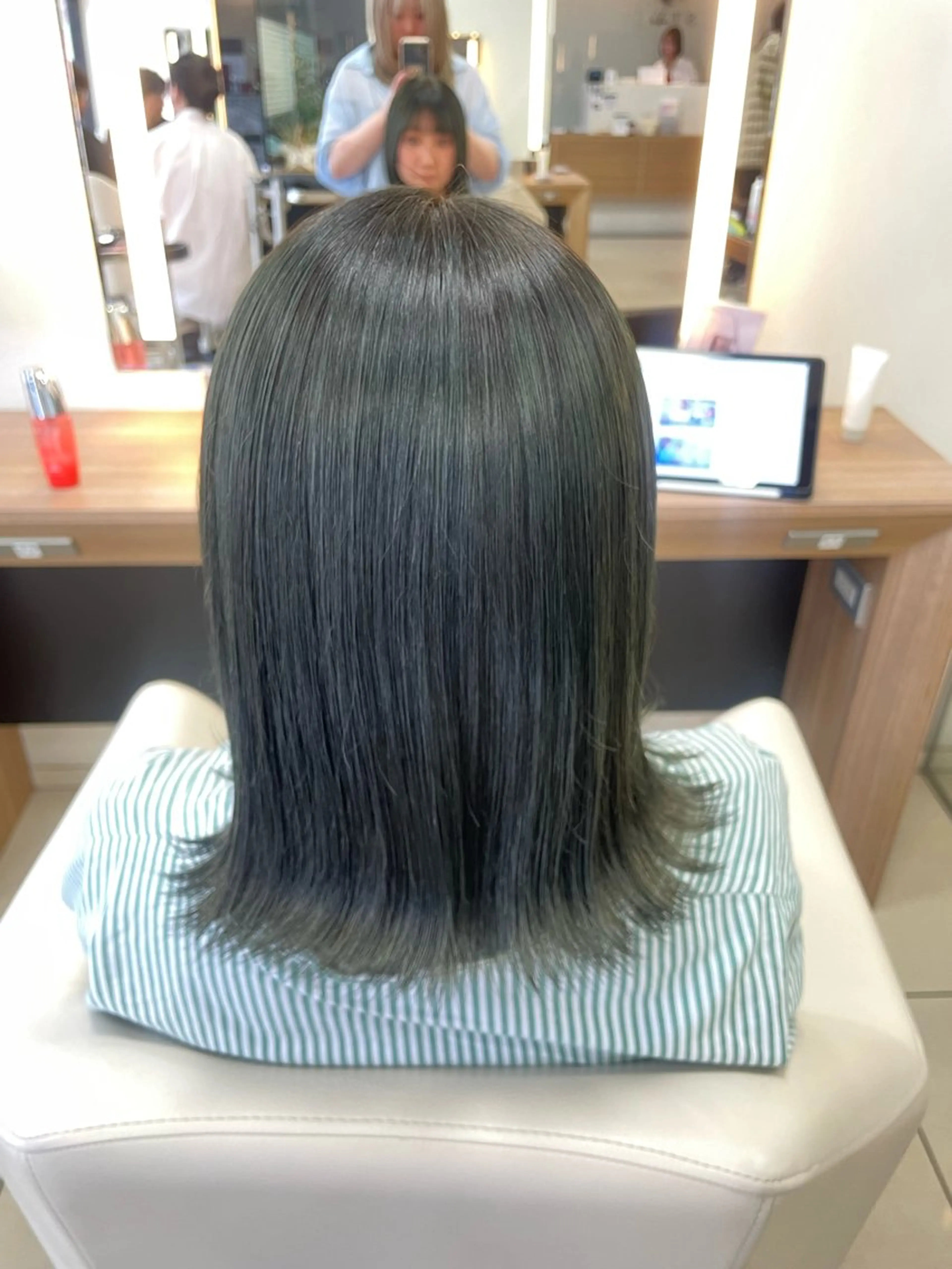 ミディアム カラー ブリーチ オリーブグレー ハイトーン/レイヤー 似合わせ・ユキノのヘアスタイル