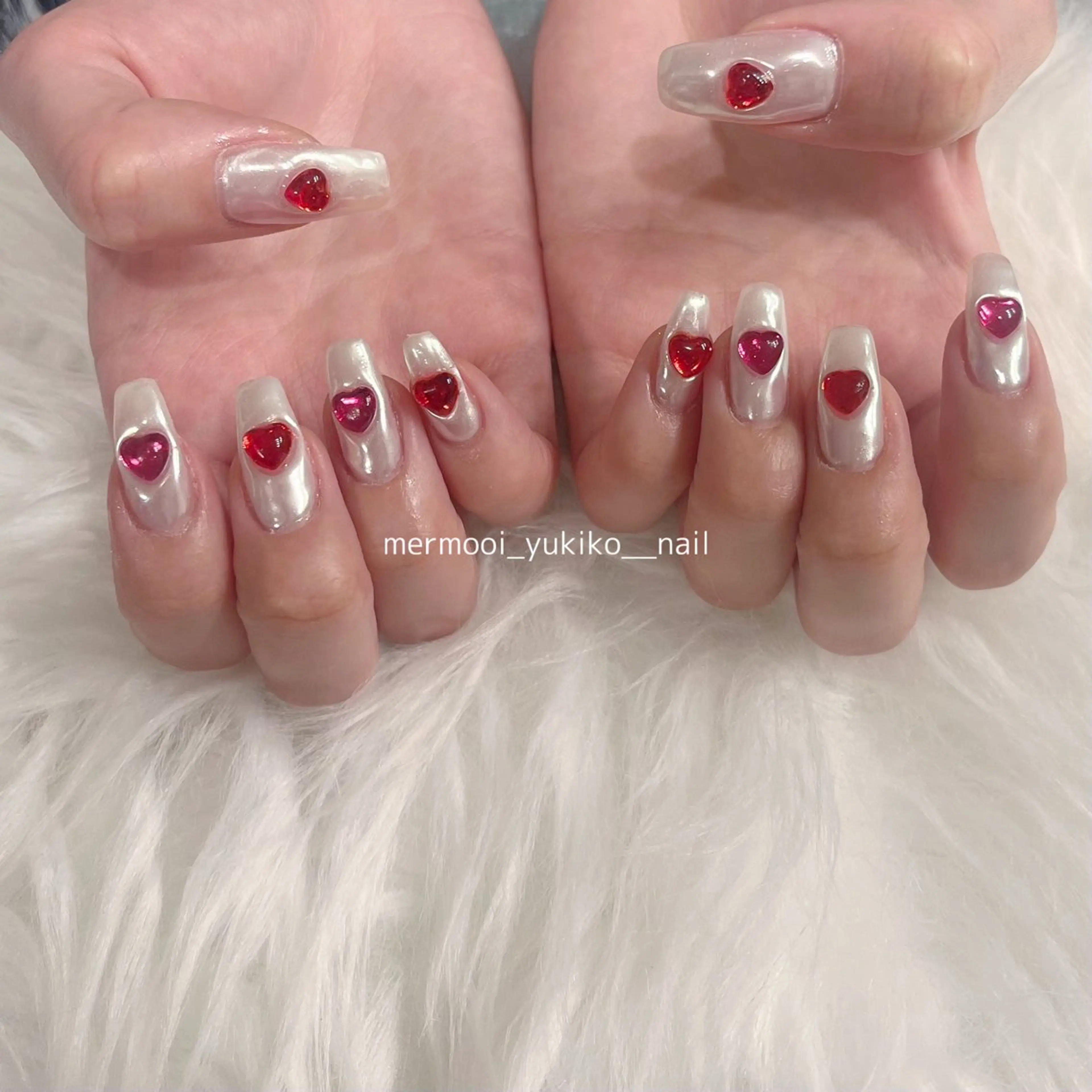 ネイル ハート ロングネイル ミラーネイル ストーンネイル ホワイト ハンドネイル melumooi nailのネイルデザイン