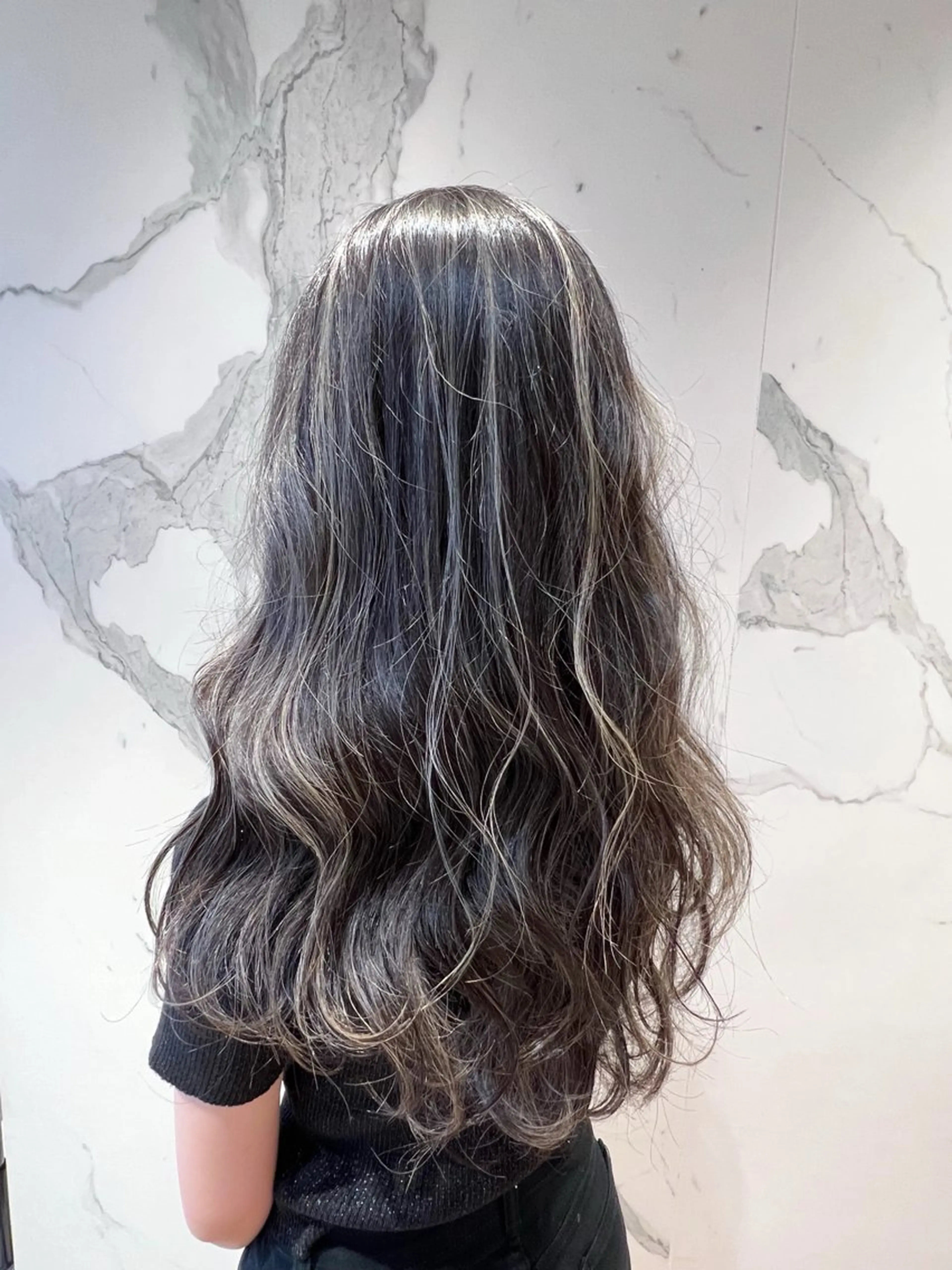 ロング カラー ハイライトカラー ハイライト ロング 海外レイヤー/ 梅田美容室のヘアスタイル