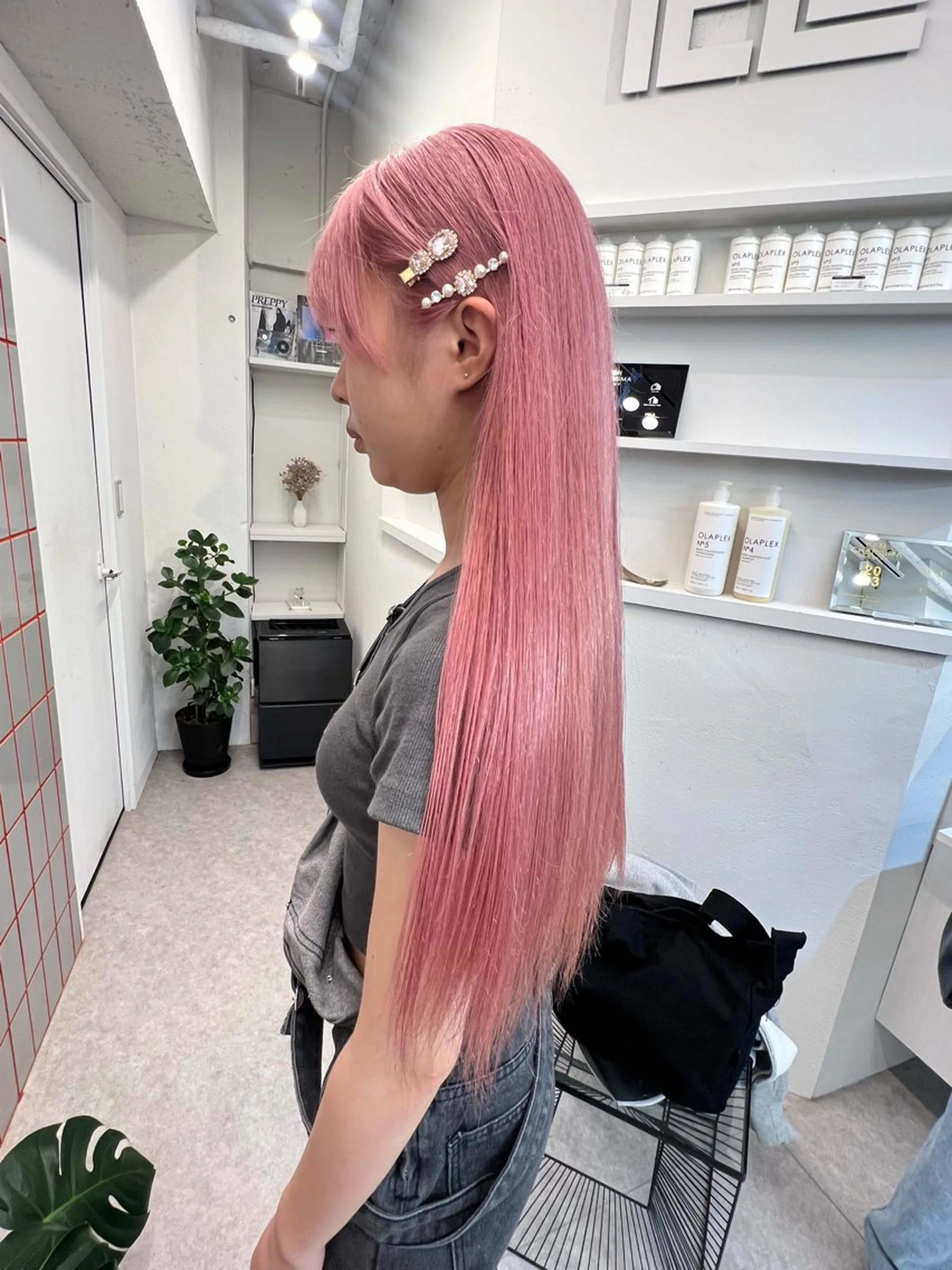 ロング カラー ベージュカラー ブリーチ ピンクカラー PELE  渋谷 airiのヘアスタイル