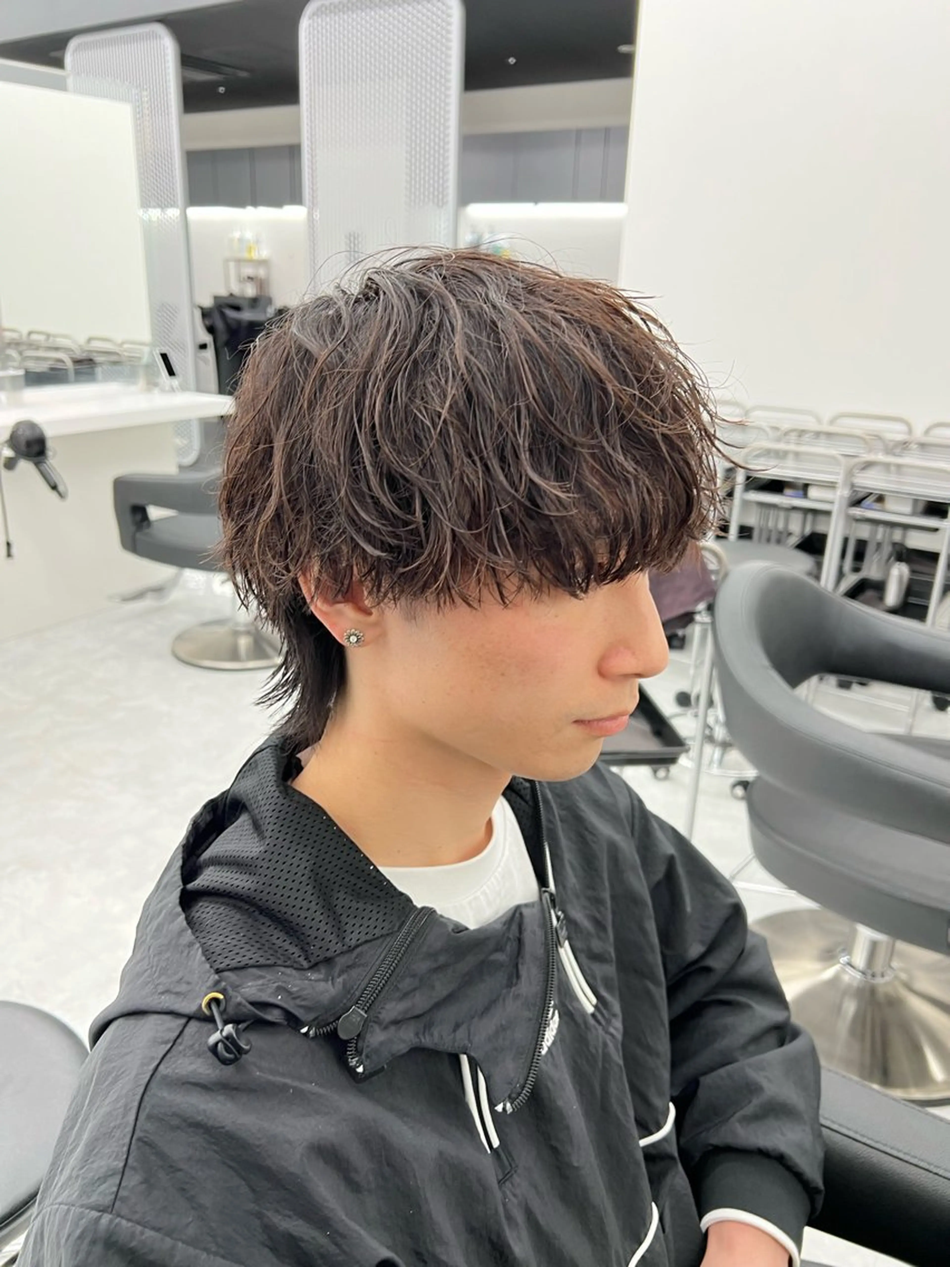 ミディアム パーマ メンズ ミディアムパーマ センターパート メンズ韓国風 韓国マッシュ マッシュウルフ メンズパーマ特化 TAIGAのヘアスタイル