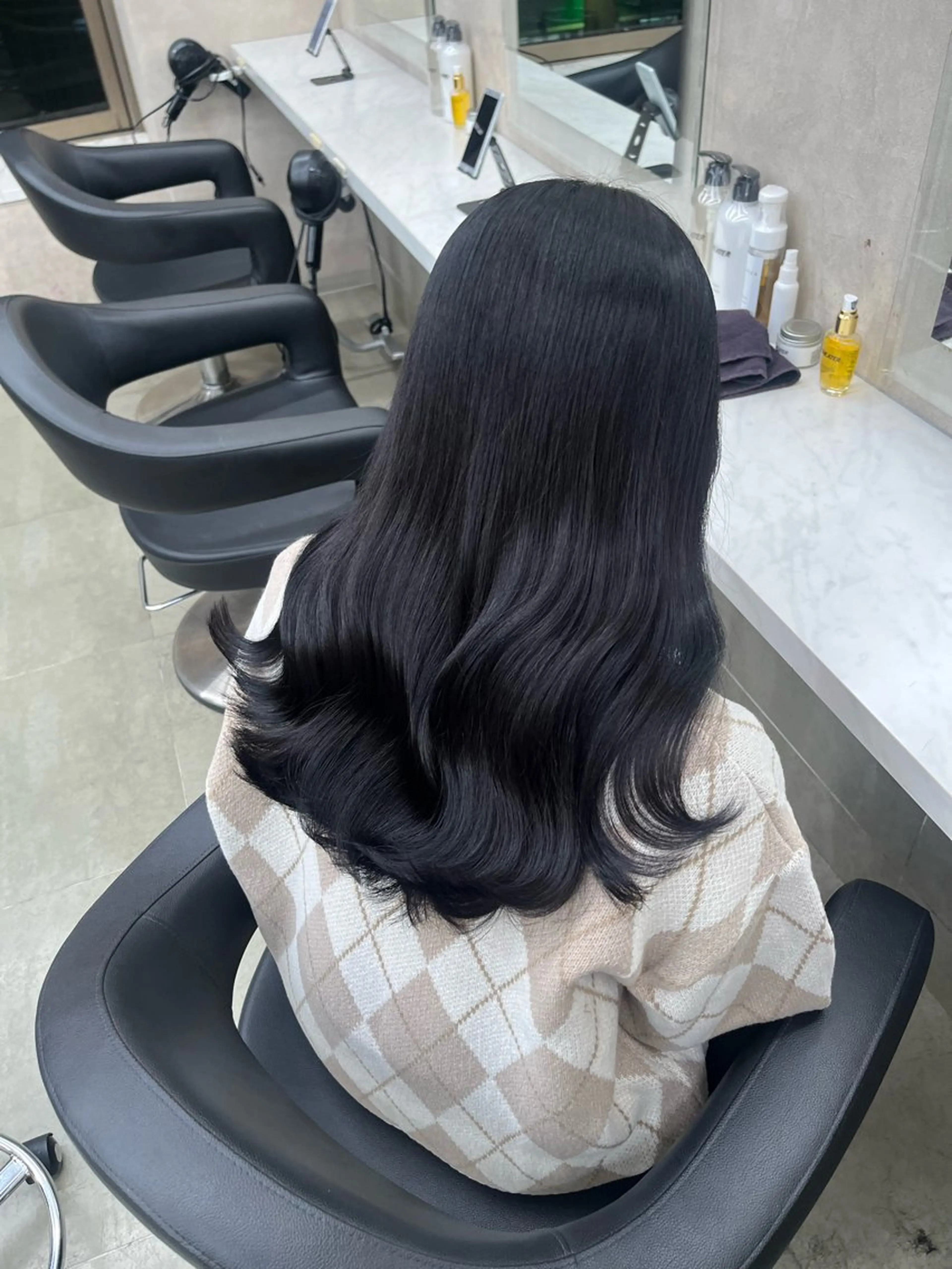 セミロング 寒色＆ブリーチ特化 寒色MiOのヘアスタイル