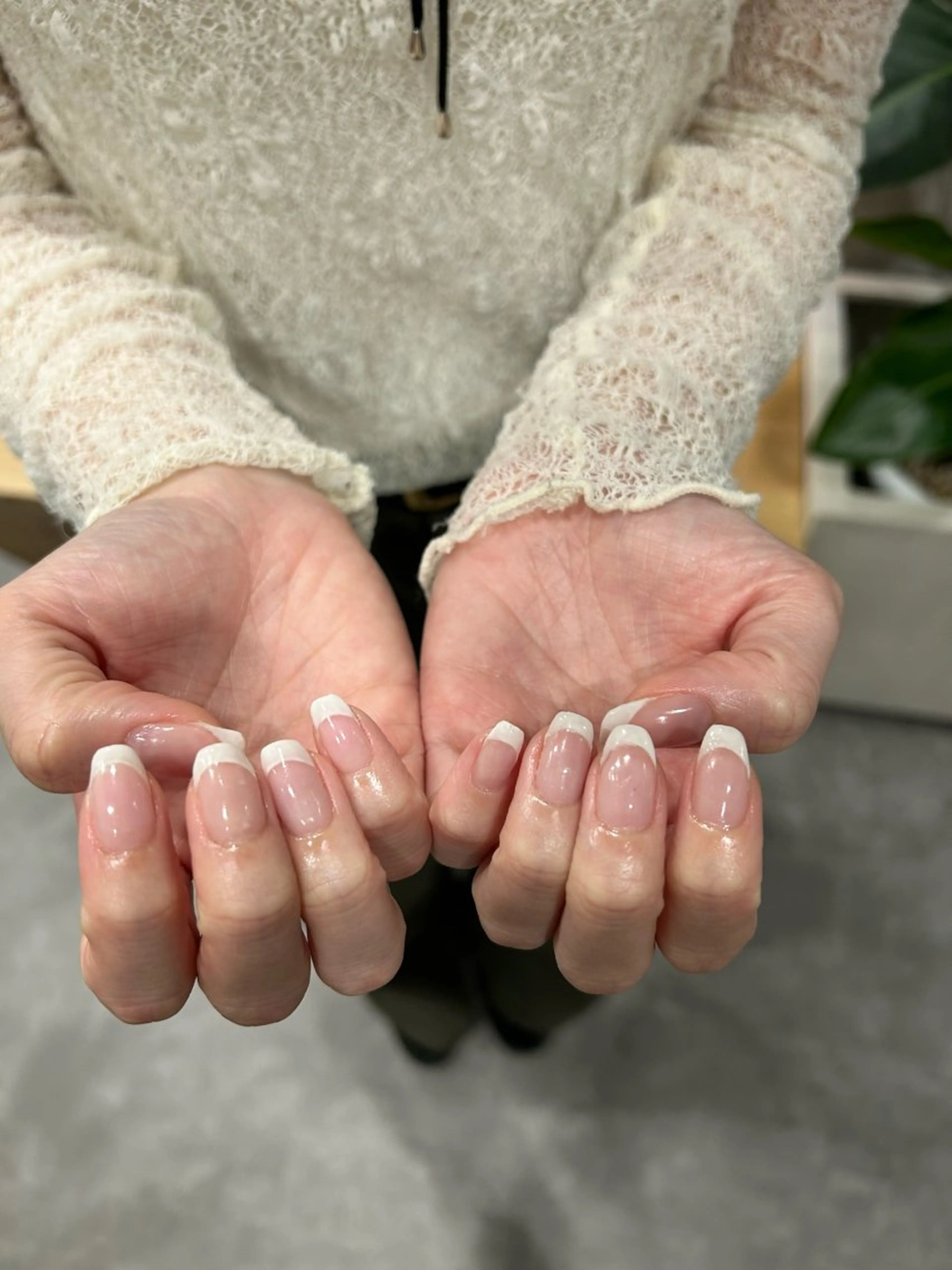 オフなし🈳10/22（水）18:00のみ🕊️2色の白フレンチネイルの写真