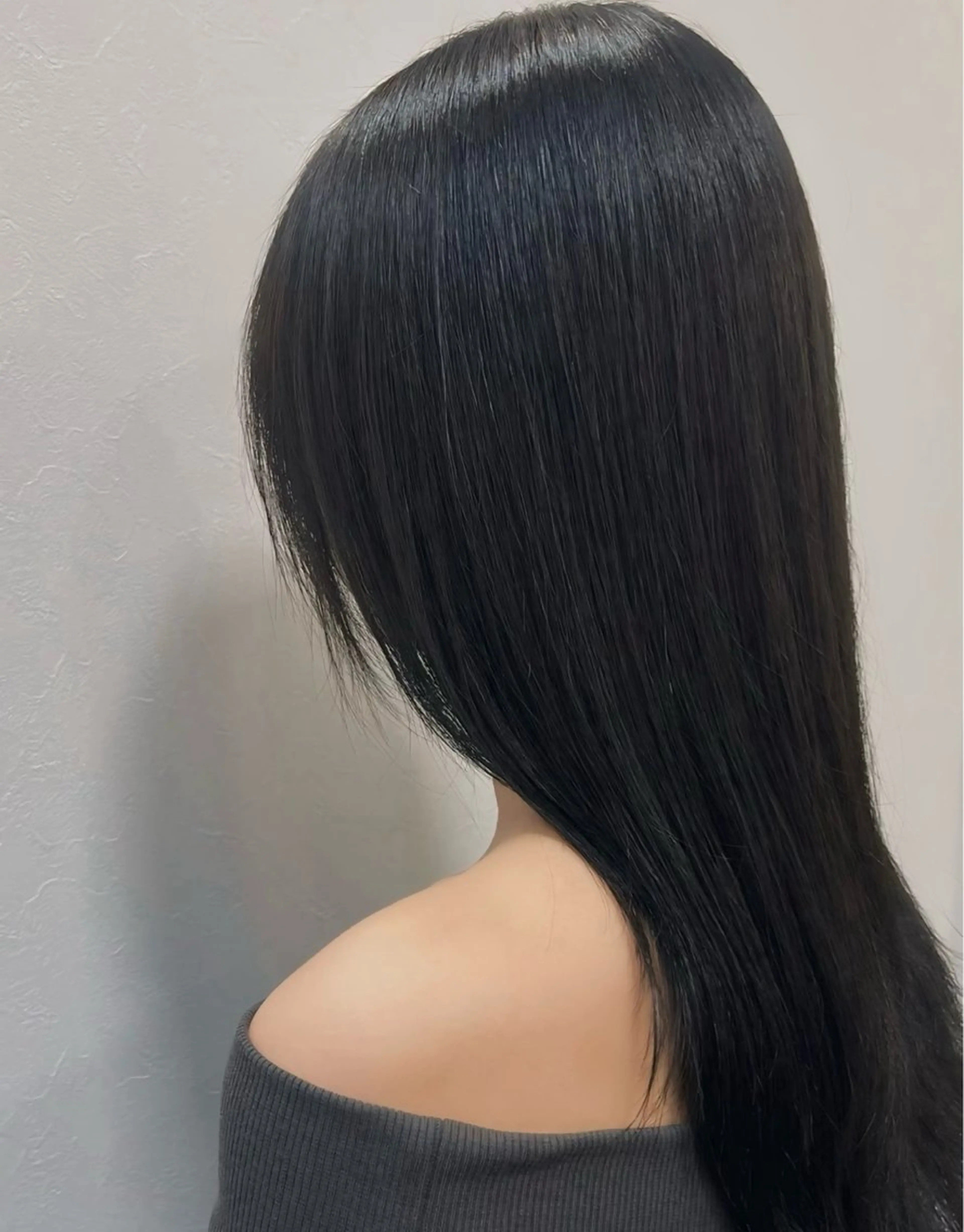 ロング カラー 黒髪 ブルーカラー ブルーブラック ヘアカラー 古賀 桜のヘアスタイル