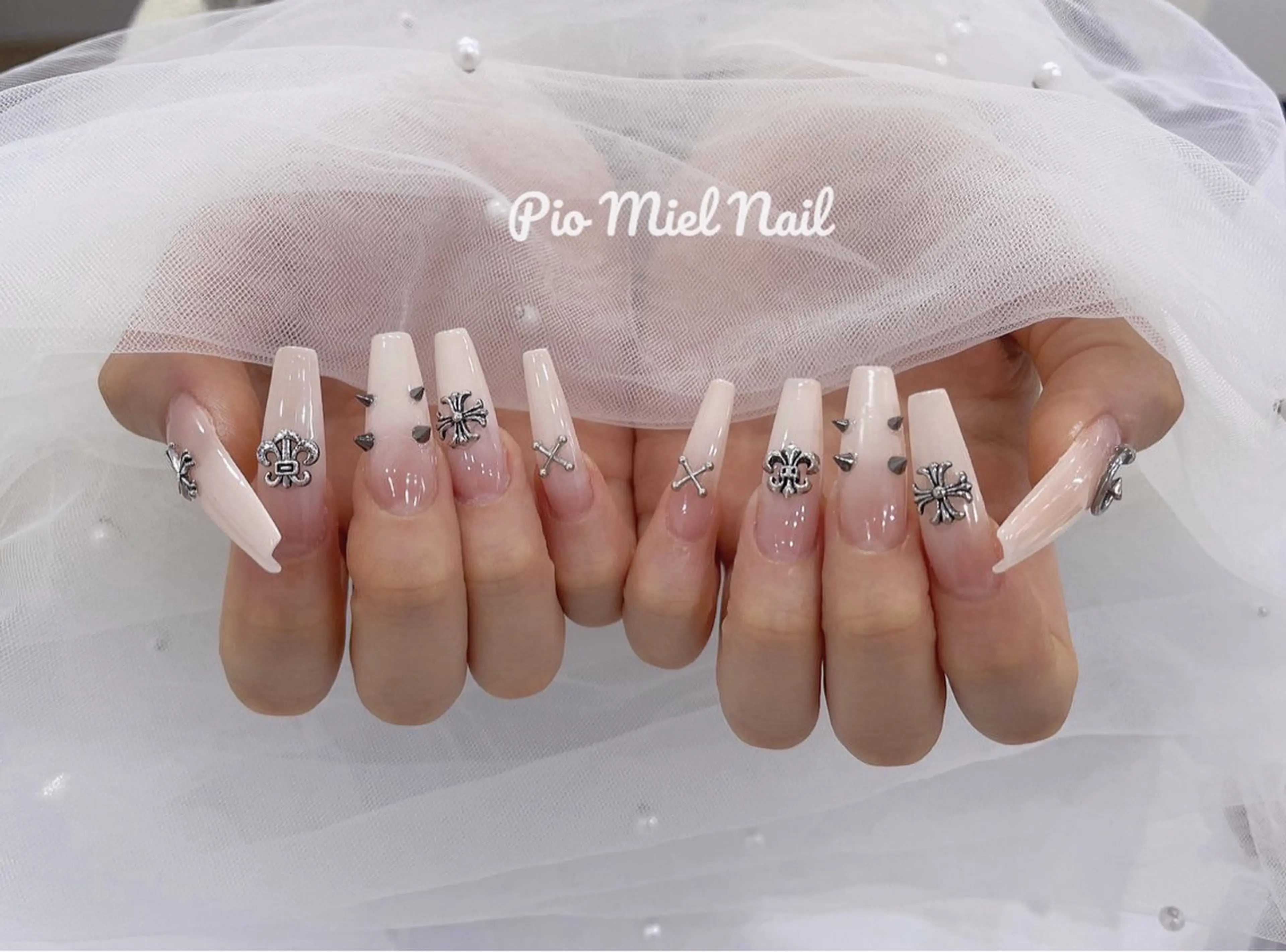 セミロング 韓国風ヘア Pio Mielのネイルデザイン