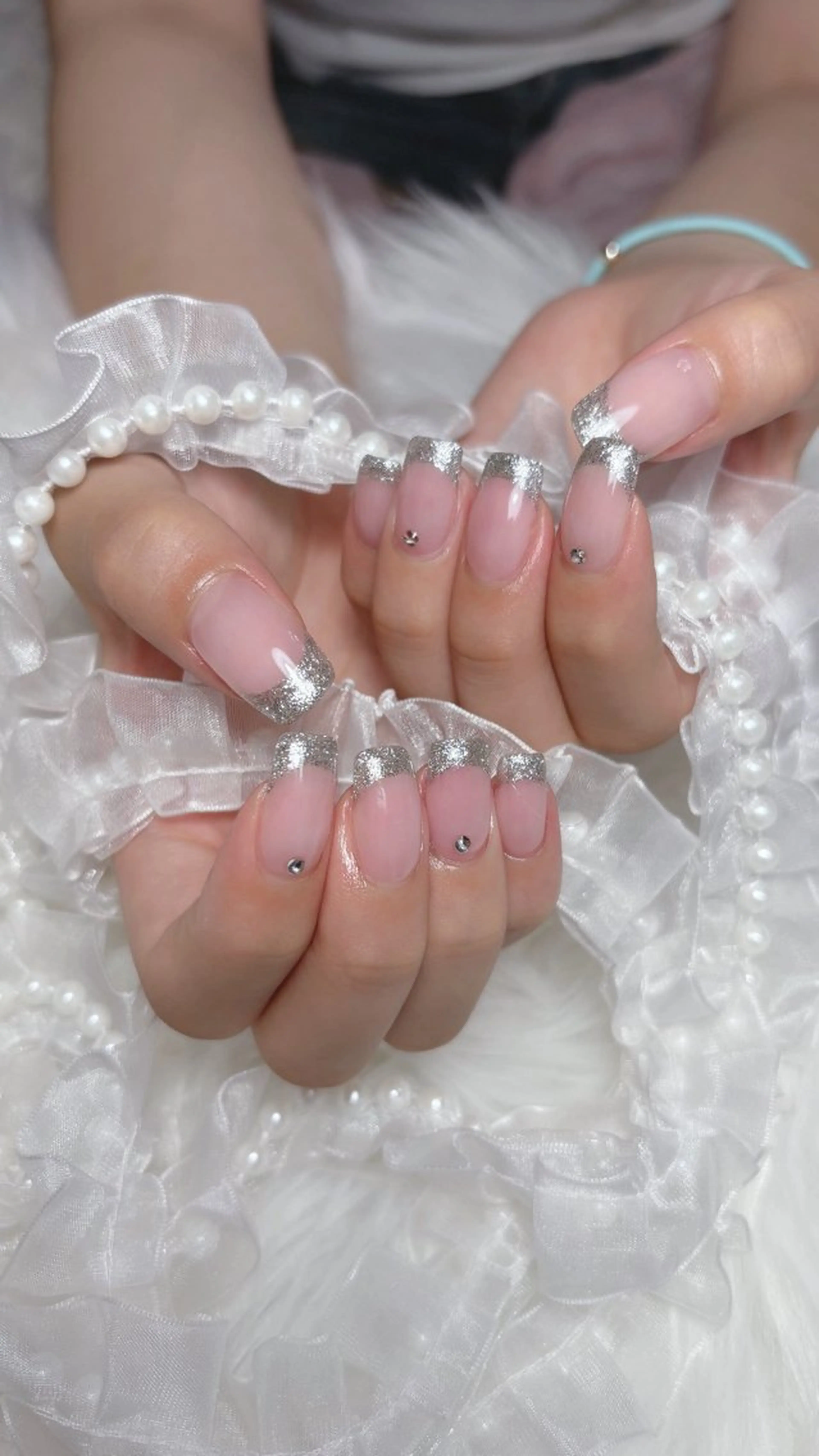 ネイル フレンチネイル ストーンネイル ハンドネイル 𝑬𝑹𝑰𝑲𝑨 𓂃🎀𓈒𓏸のネイルデザイン