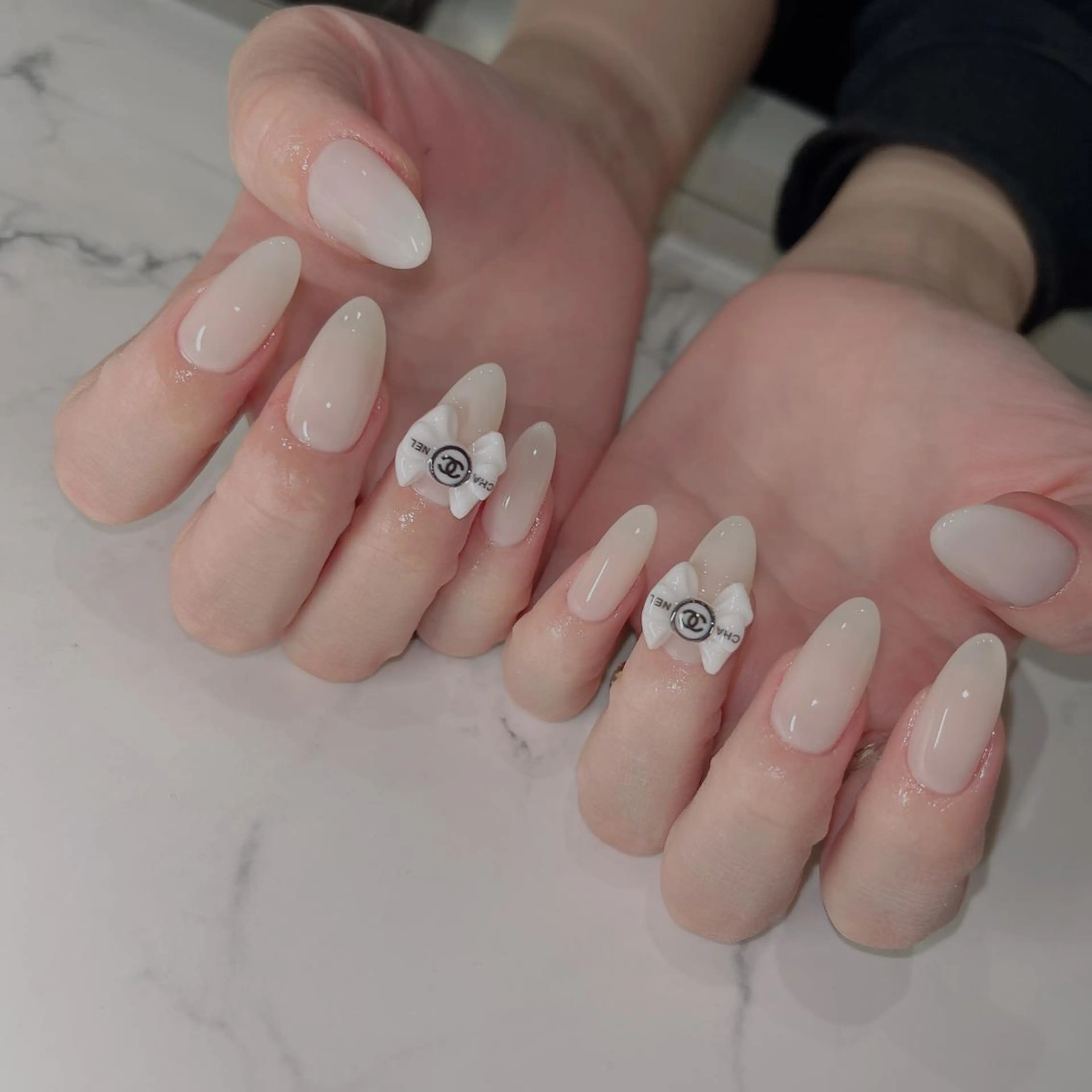 ネイル フットネイル フレンチネイル ジェルネイル ラメ(グリッター) ラメグラデーション ハンドネイル NEO Beauty Salon所属・𝐍𝐄𝐎 𝐉𝐔𝐑𝐈のネイルデザイン