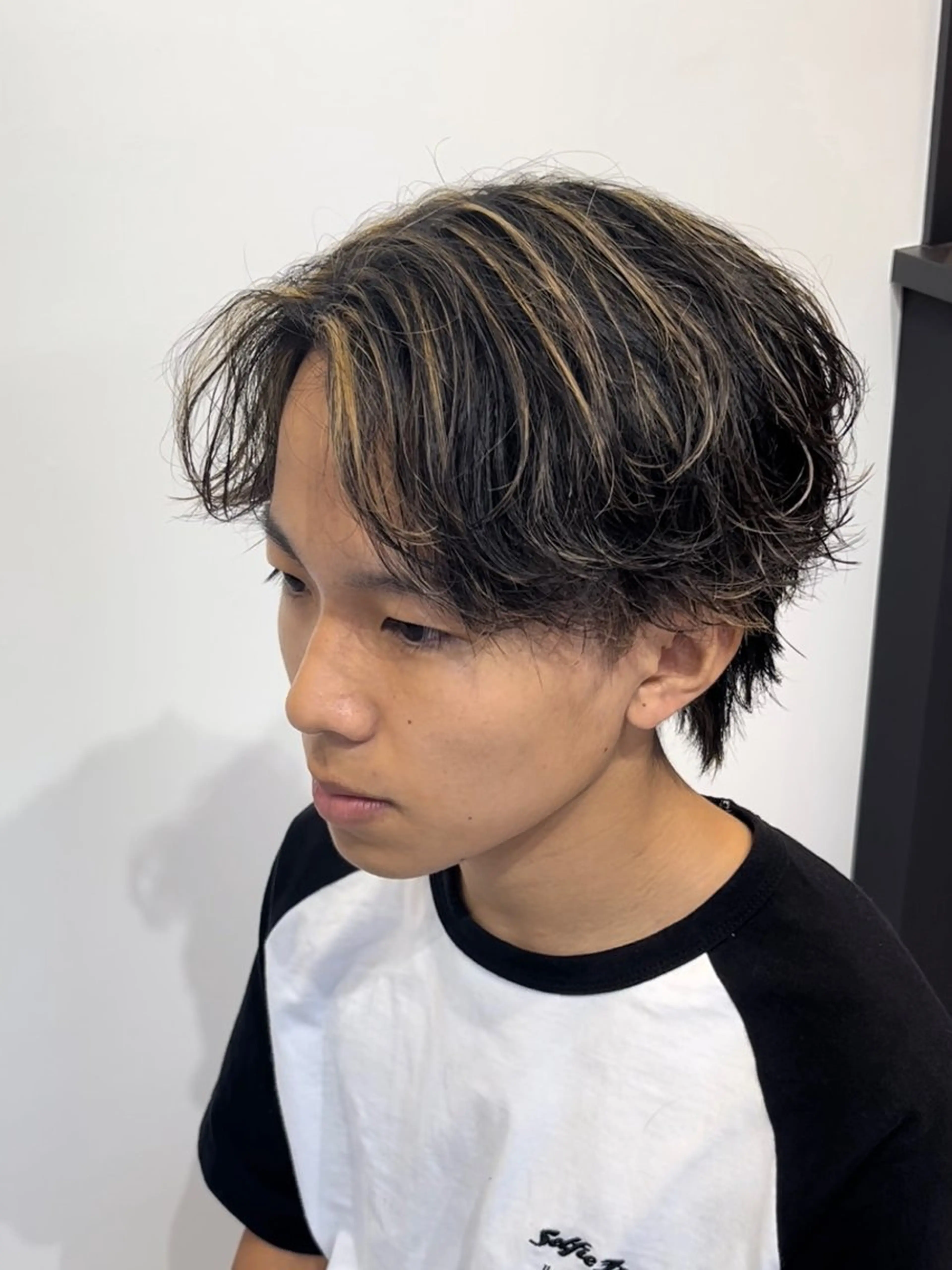 ショート カラー メンズ センターパート メンズハイライト ハイライトカラー ハイライト カット ヘアカラー トリートメント 【店長】メンズ職人 短髪　ハイトーン🔥のヘアスタイル