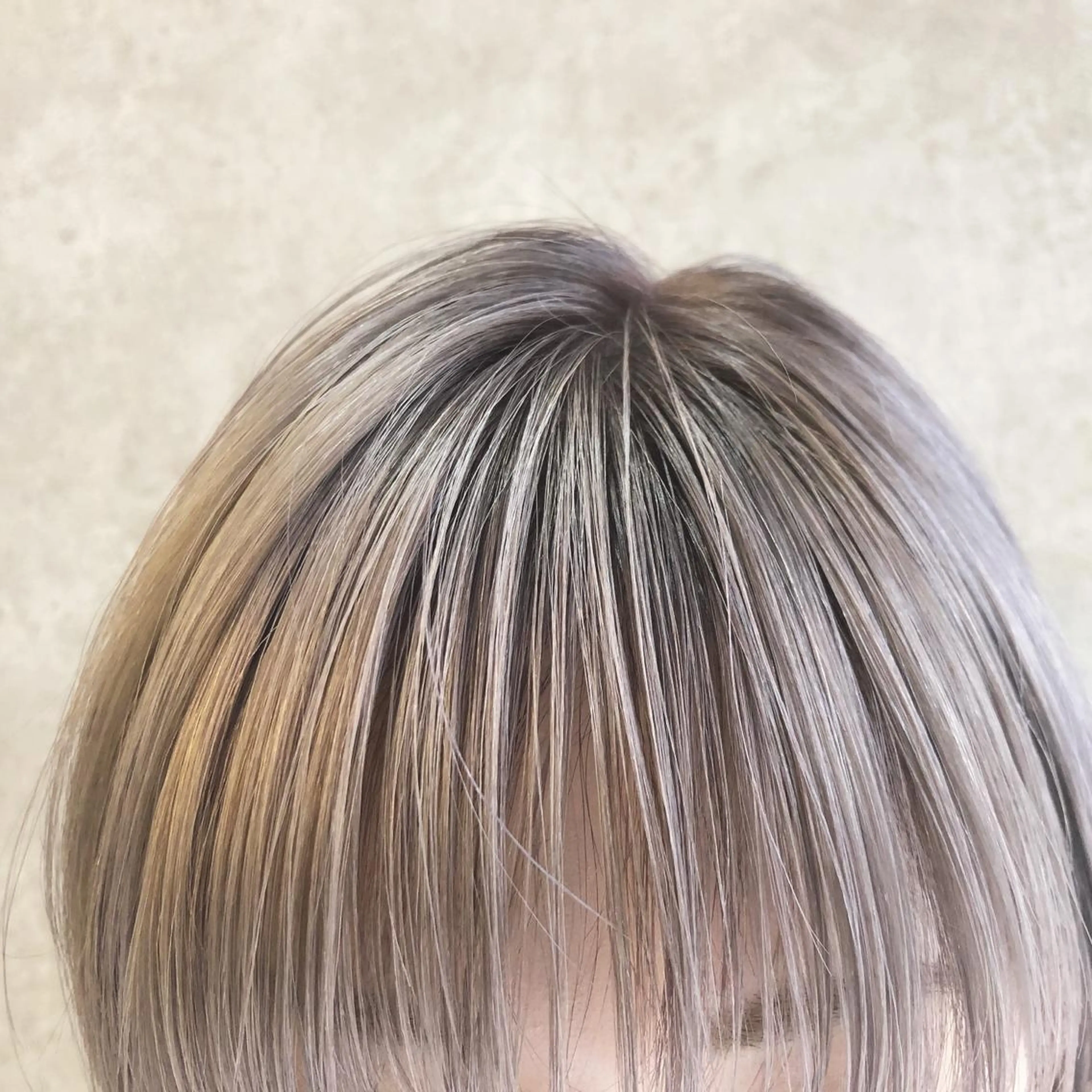 ショート カラー 顔周りレイヤー/韓国 ブリーチminamiのヘアスタイル