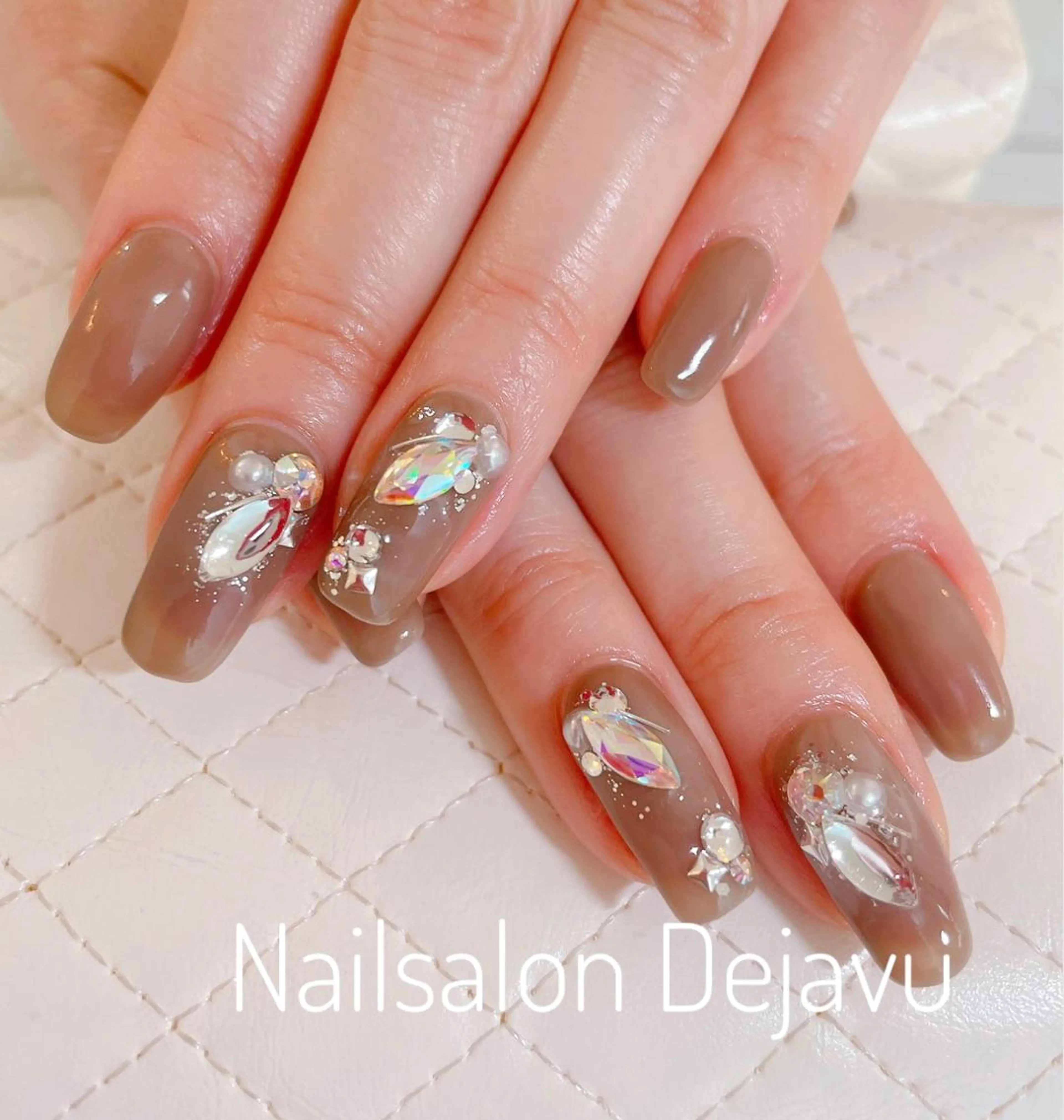 ネイル アートネイル ストーンネイル ハンドネイル Nail salon Dejavu 🌿のネイルデザイン