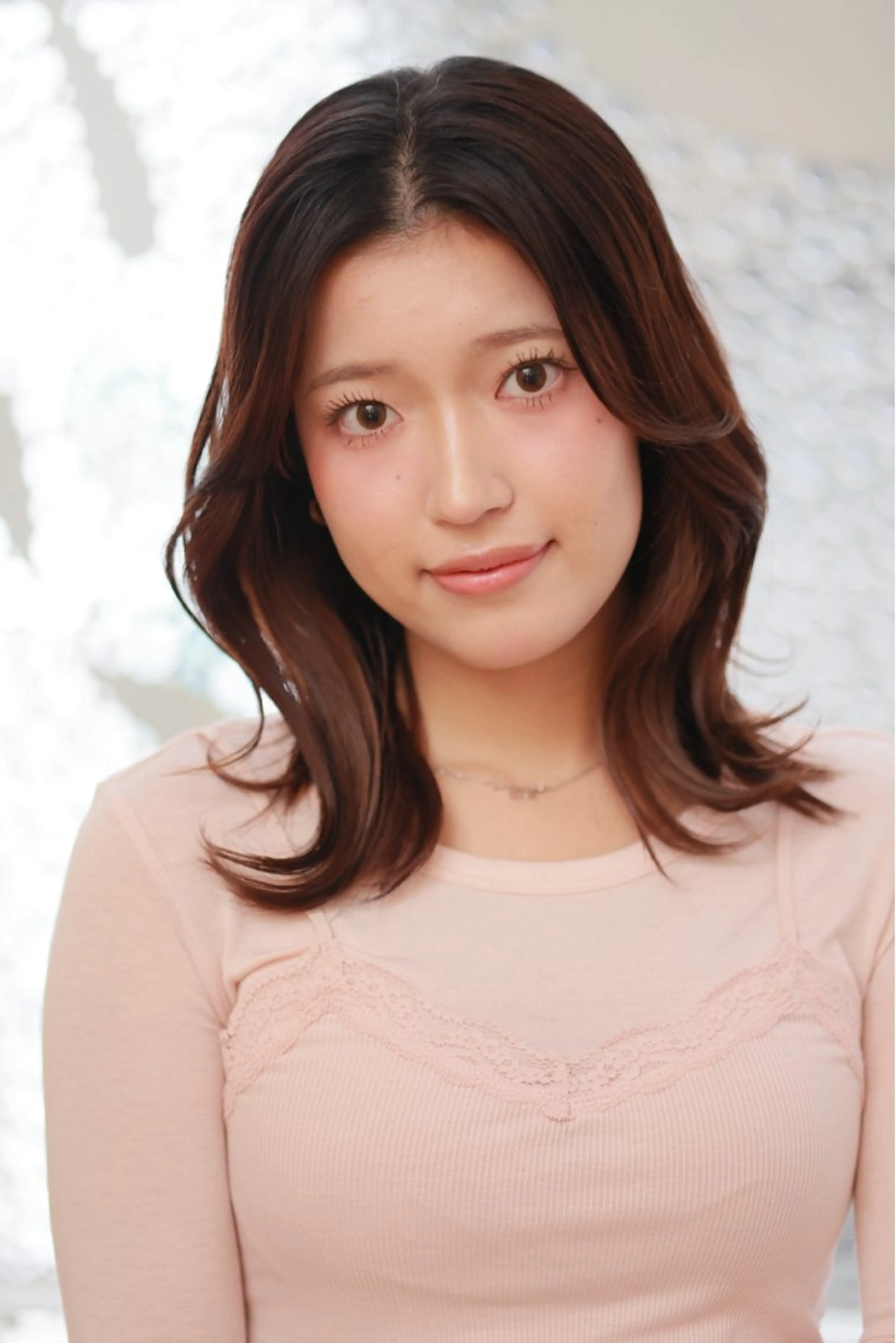ミディアム くびれヘア 外ハネヘア 中嶋偲月🌙 艶カラー/縮毛矯正のヘアスタイル