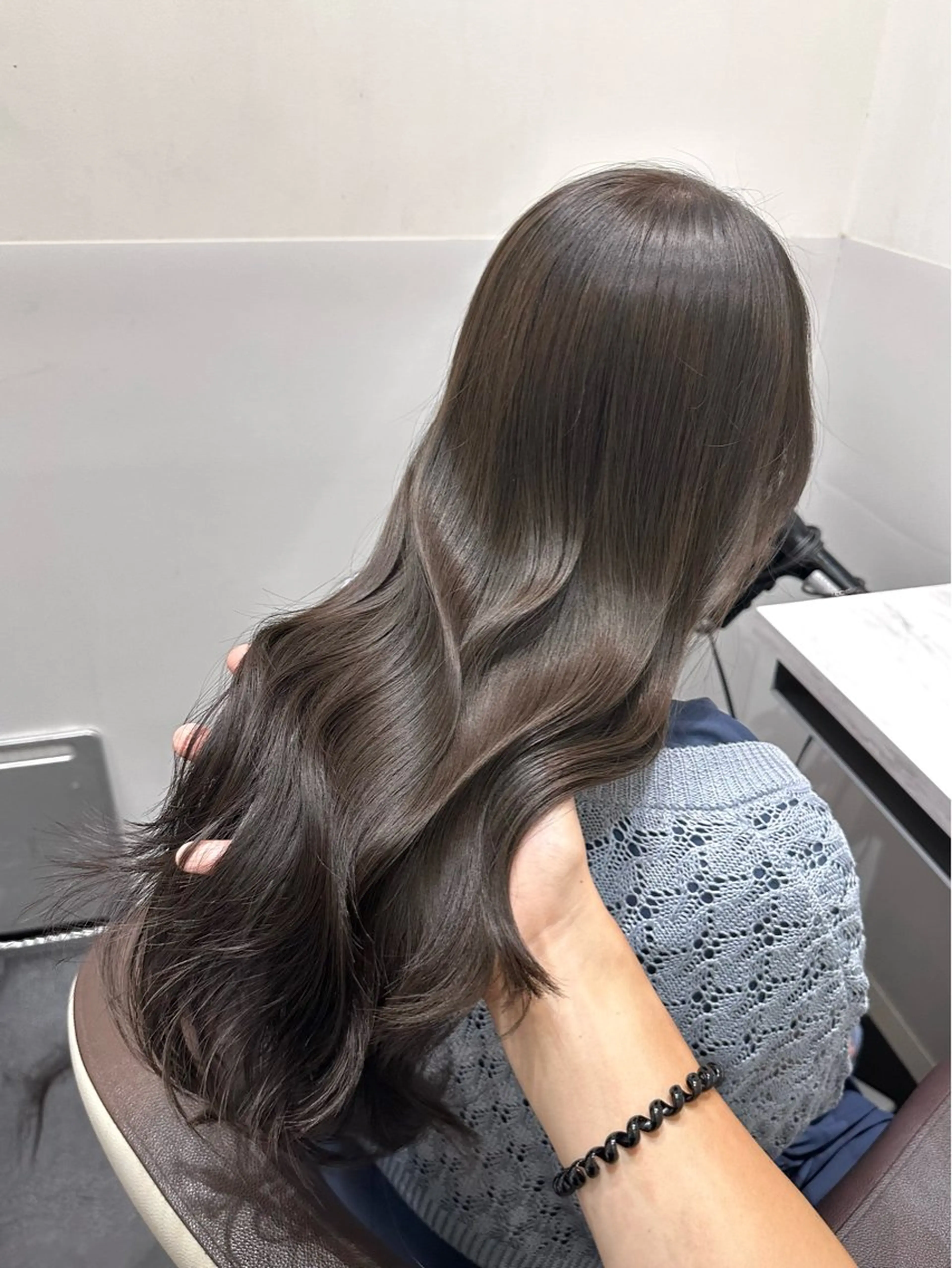 ロング カラー ブリーチ グレージュ ブリーチなしカラー オリーブグレージュ オリーブグレー カット ヘアカラー トリートメント 矢野 晃平のヘアスタイル