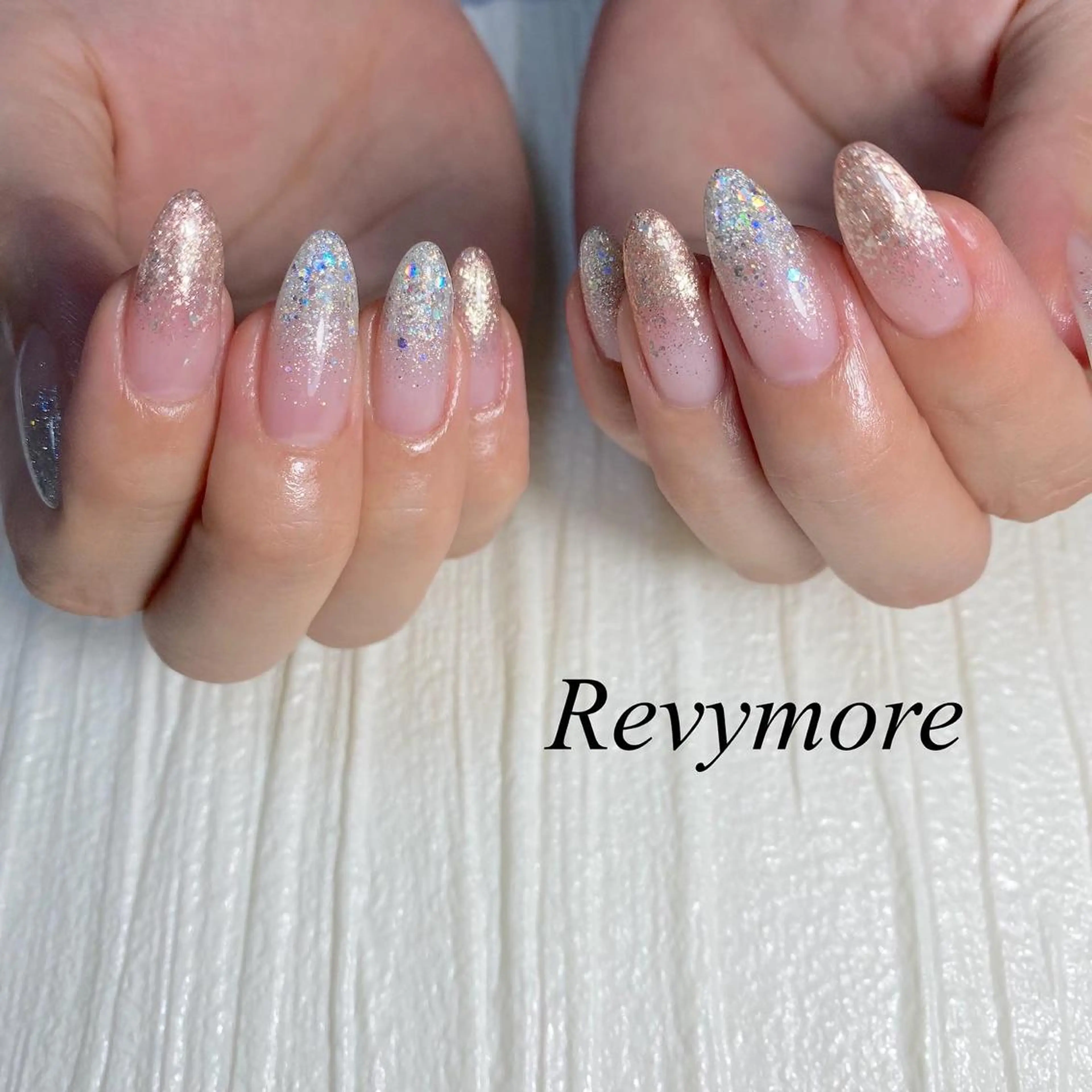 ショート ネイル 韓国風ヘア ジェルネイル キラキラネイル 韓国ネイル ラメ(グリッター) nail salon Revymoreのネイルデザイン