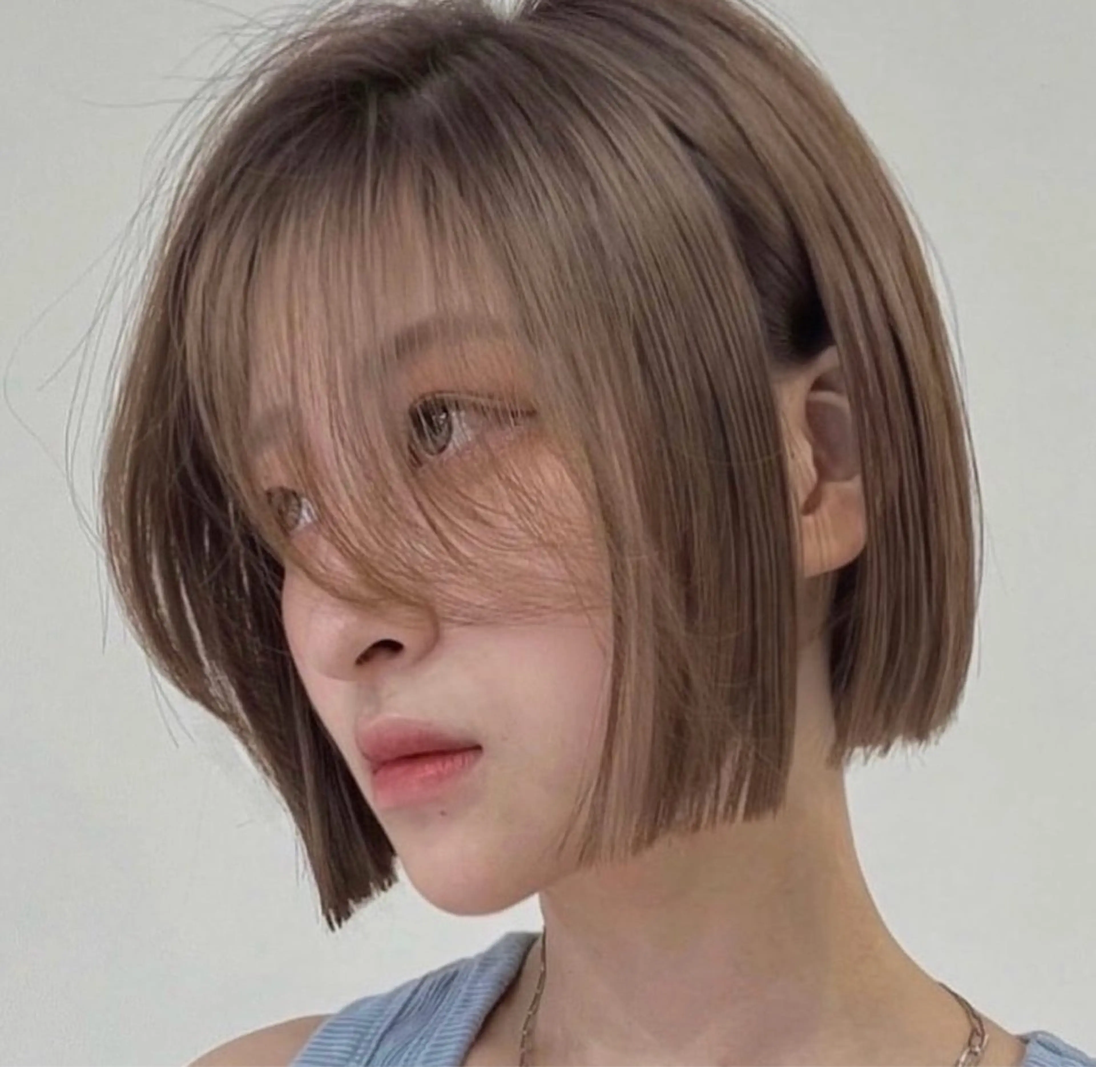 ショート カラー ベージュカラー 透明感カラー ハイトーンカラー ボブ カット MOE 透明感カラーのヘアスタイル