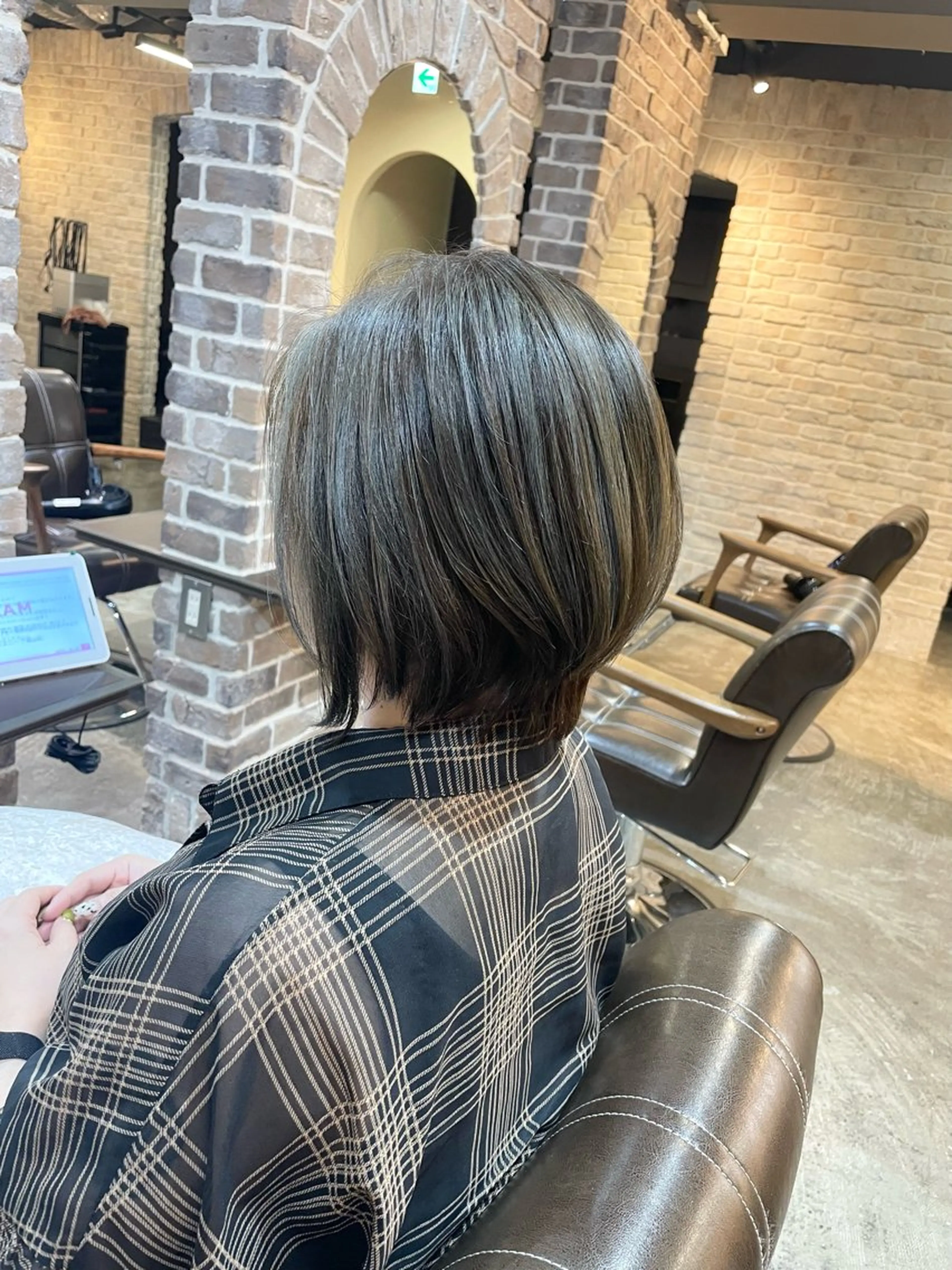 ミディアム カラー ショートボブ ハイライトカラー オリーブカラー ボブ ハイライト カット ヘアカラー トリートメント 艶カラー/インナー /グラデ/大西小百合のヘアスタイル