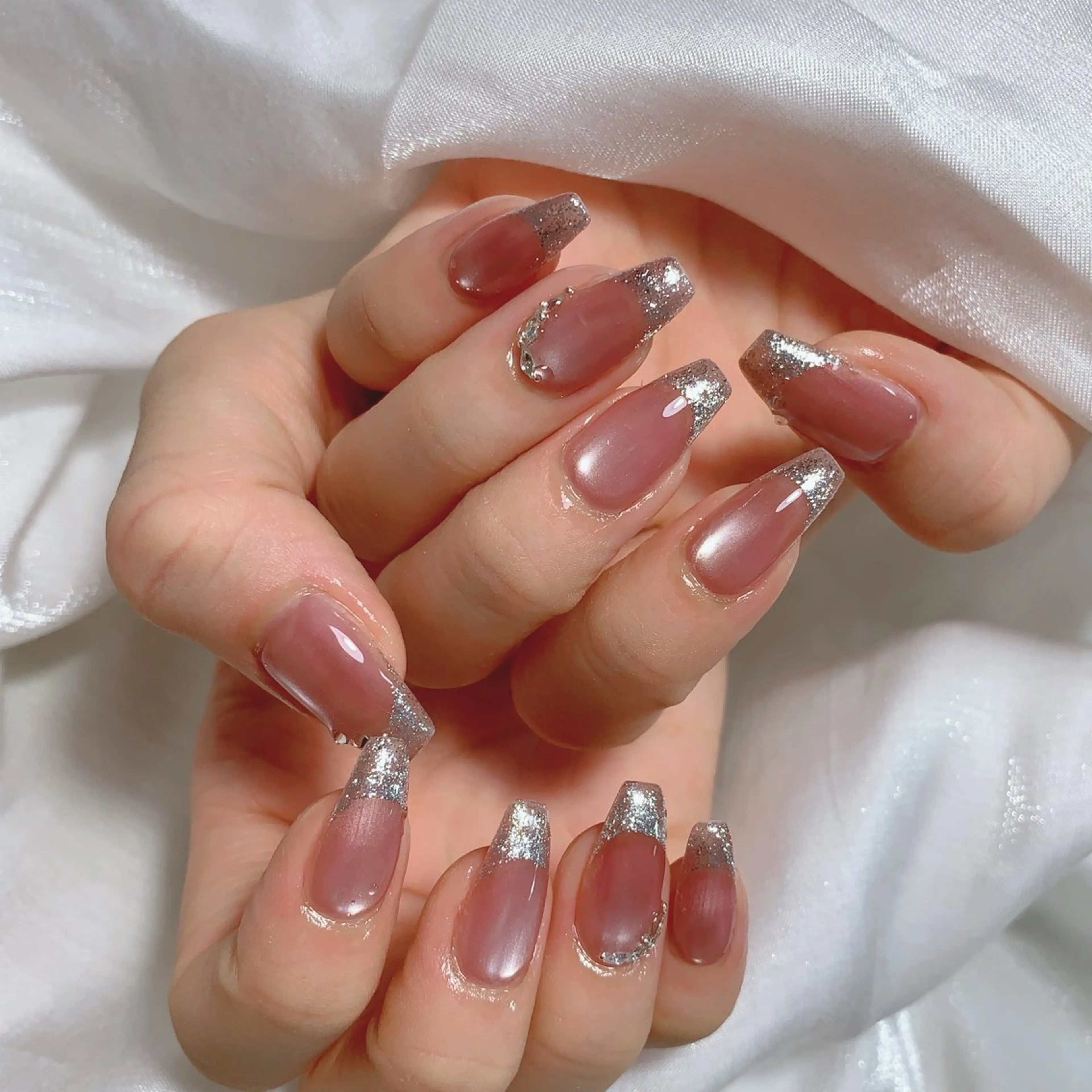 ネイル ブルー チークネイル フレンチネイル ハート ホログラムネイル ハンドネイル インフィニティ ネイルサロンのネイルデザイン