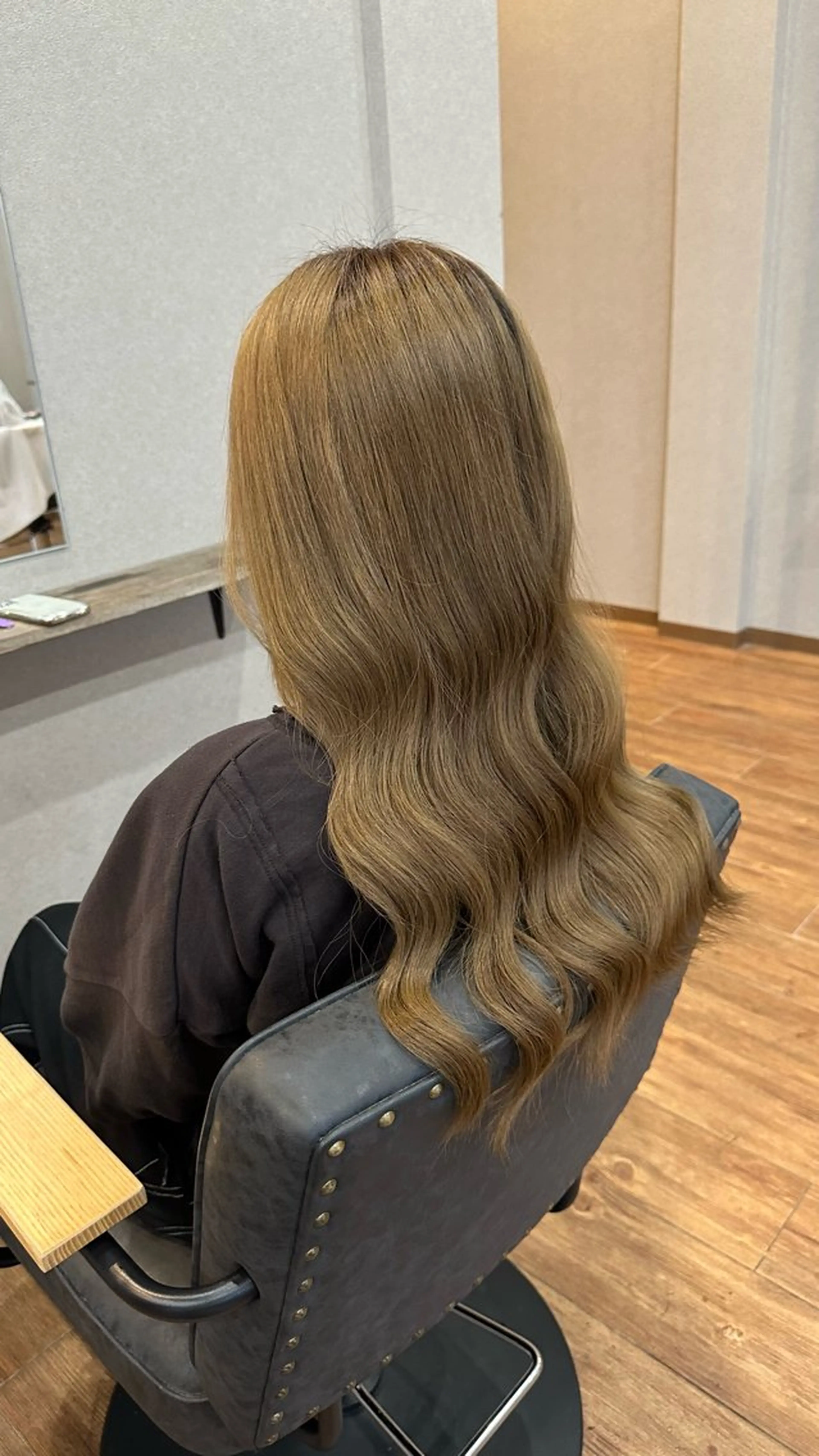 ロング カラー ベージュカラー ミルクティーベージュ ヘアカラー トリートメント 鵜飼 真伍のヘアスタイル