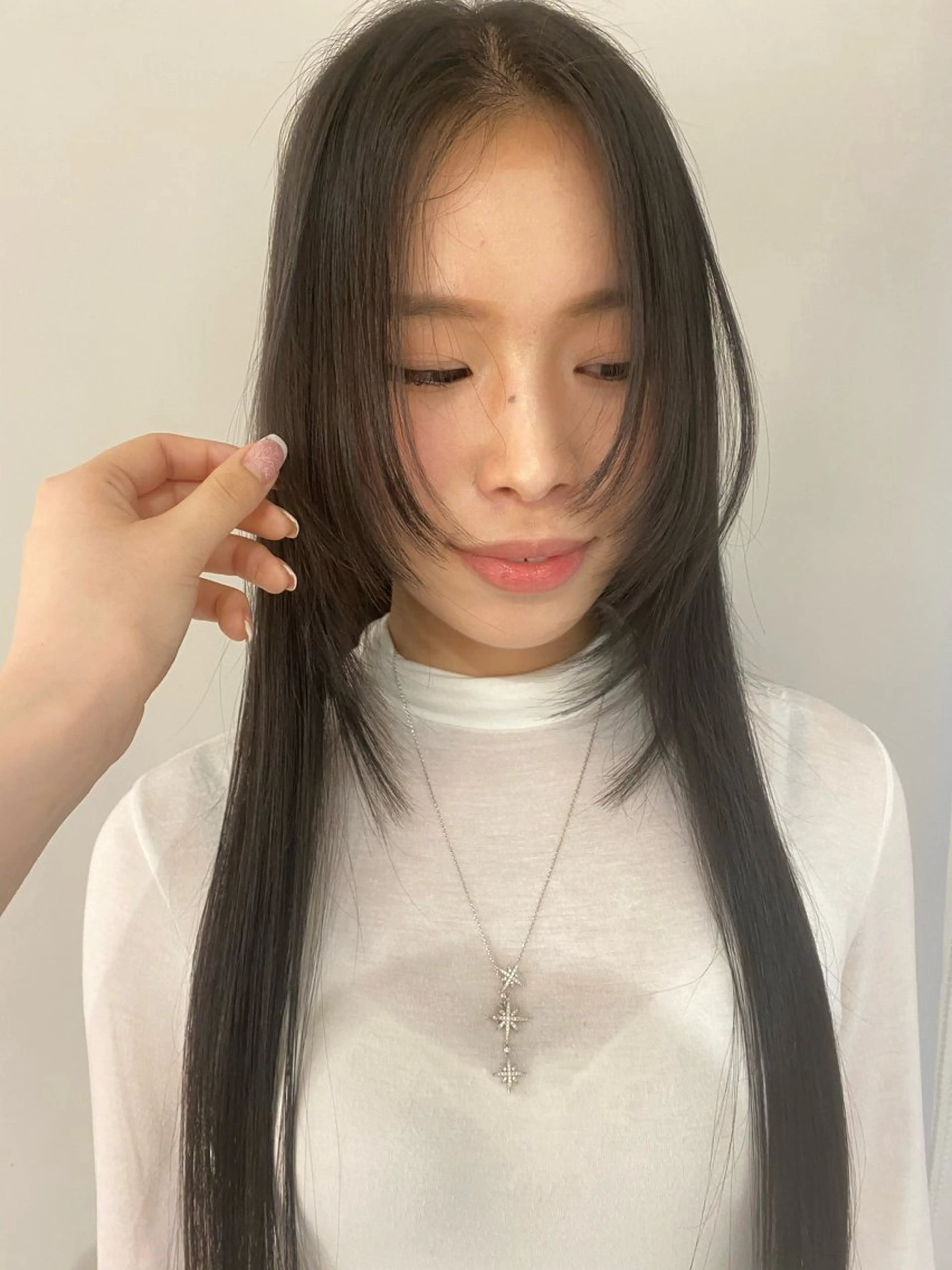 ロング 顔まわりレイヤー 顔周りカット レイヤーカット ヘアカラー 谷川あかり /ナチュラルパーマのヘアスタイル