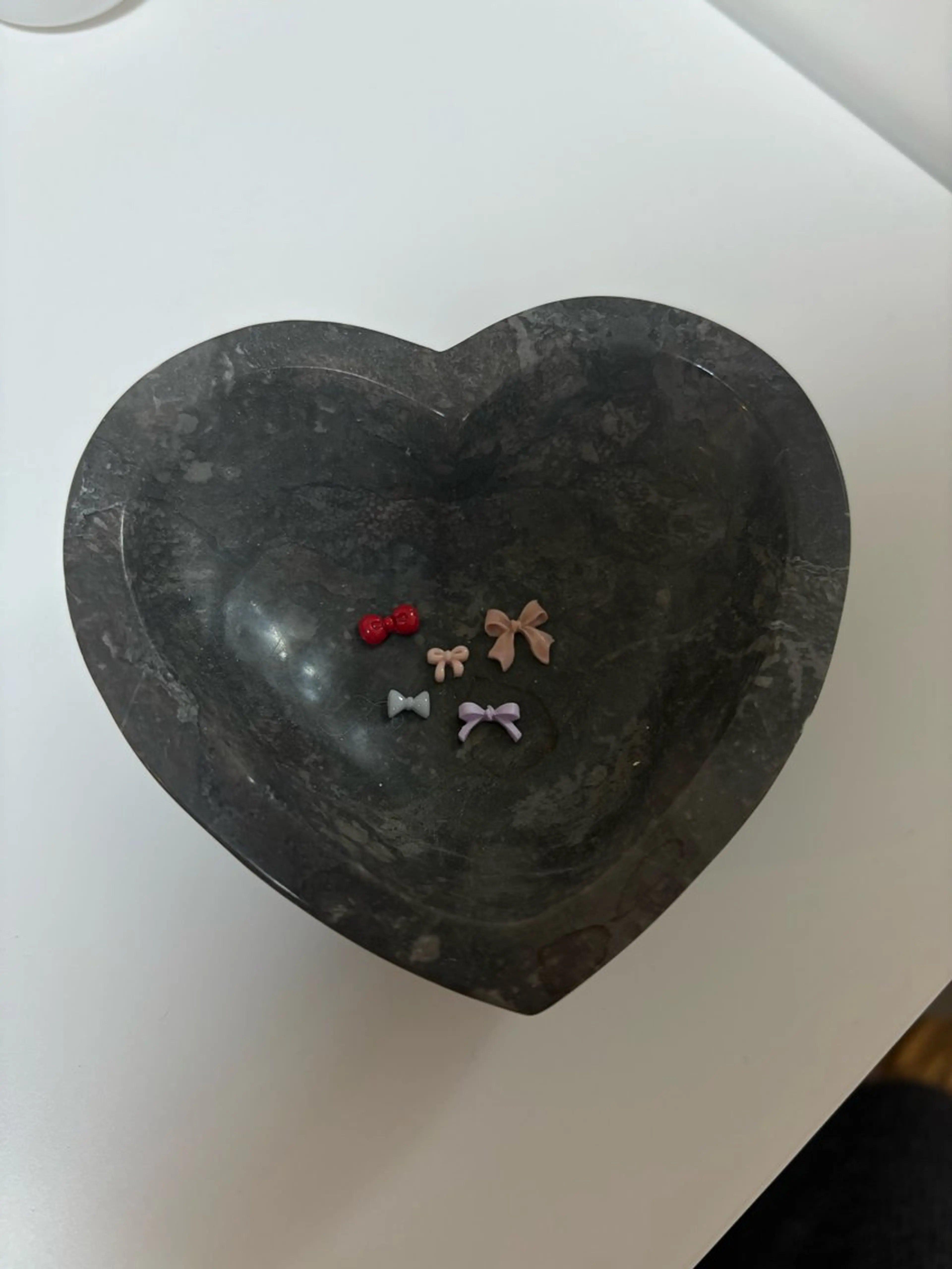 ワンカラーにパーツ付けることできます！100円のパーツから用意してます☺︎の写真