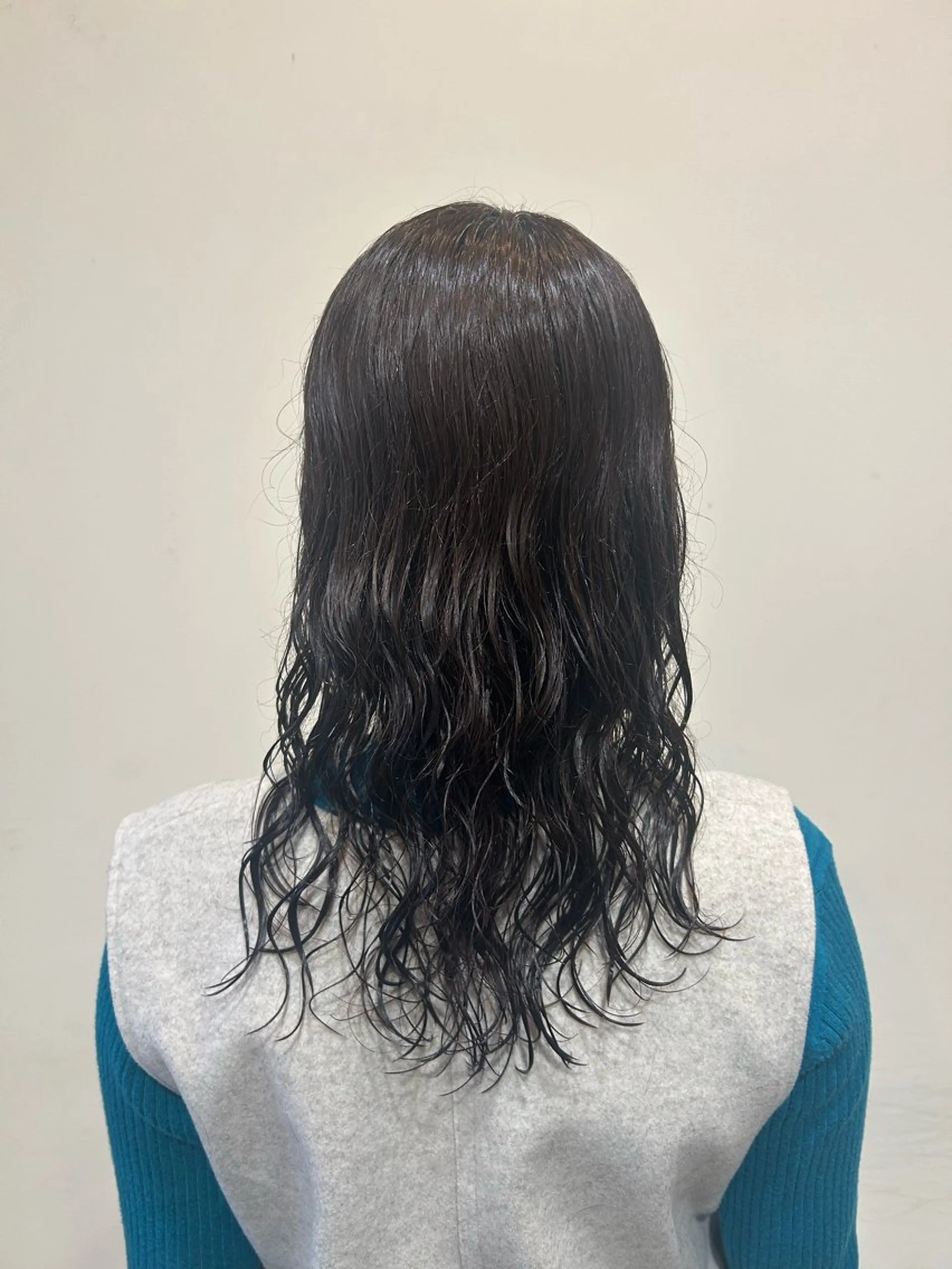 セミロング パーマ 一宮　　透明感カラー 髪質改善　ヘッドスパのヘアスタイル