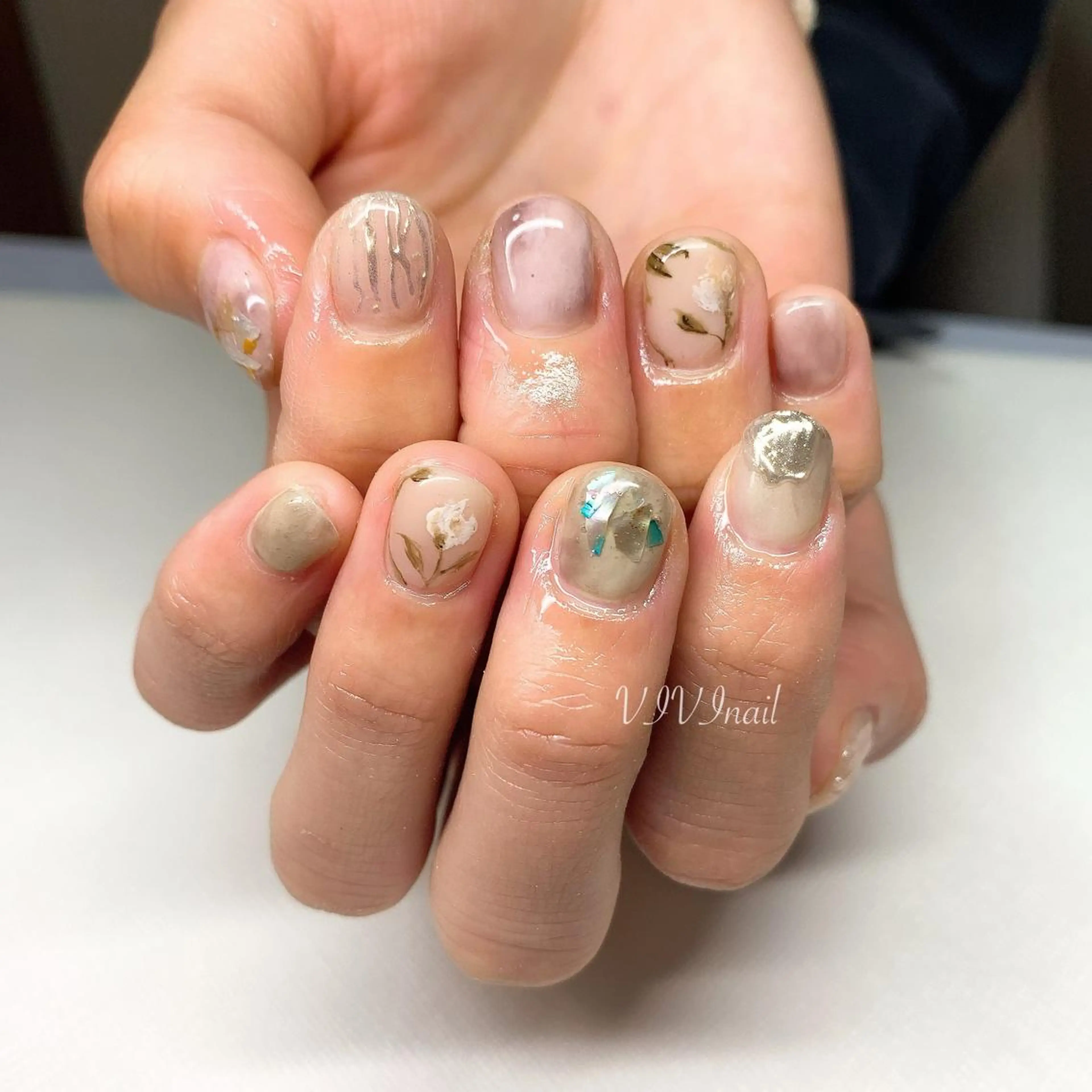 ネイル ミラーネイル 持ち込み ニュアンスネイル ショートネイル ハンドネイル vivi nailのネイルデザイン