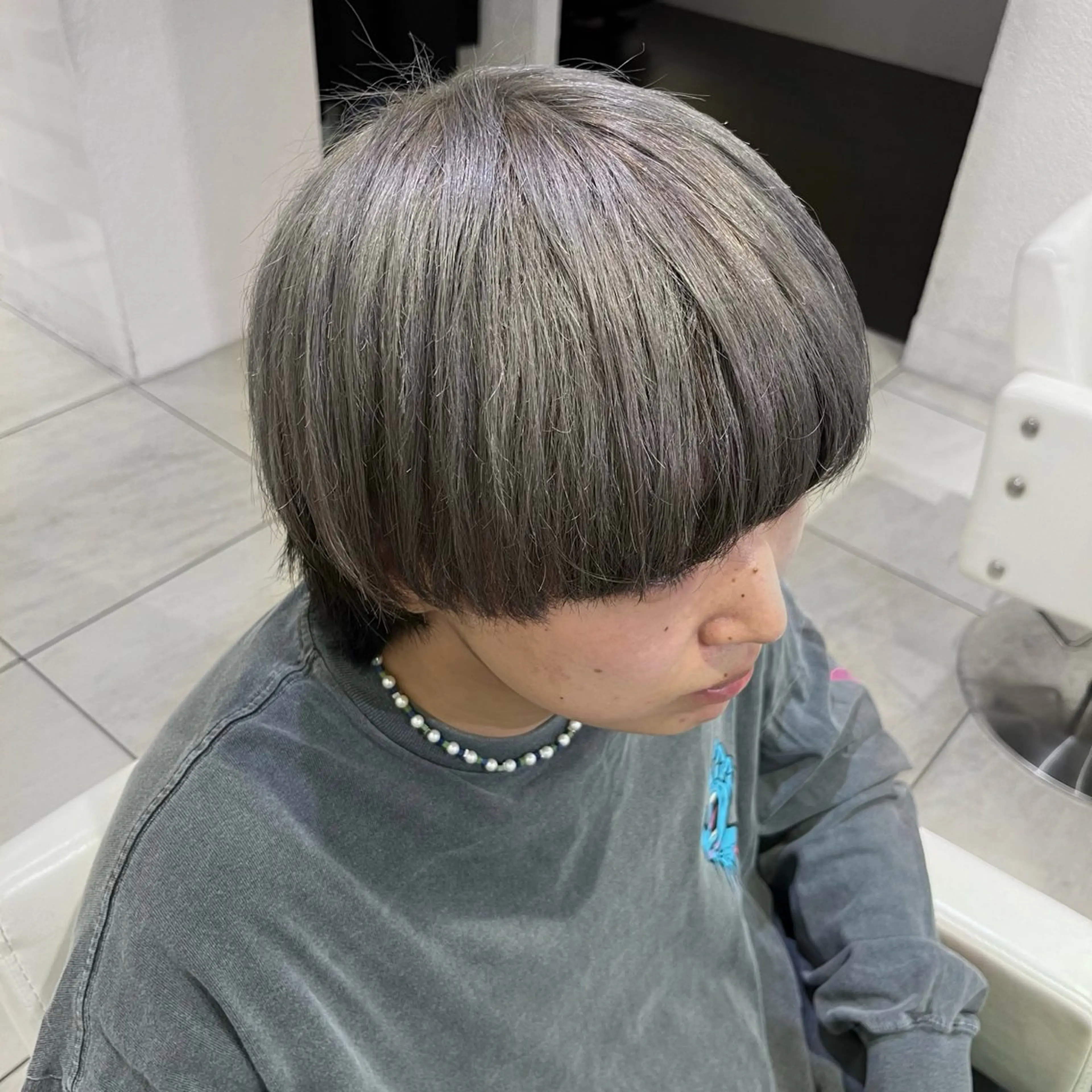 カラー メンズ ヘアカラー ハイトーン×推し カラー💫Miyuのヘアスタイル