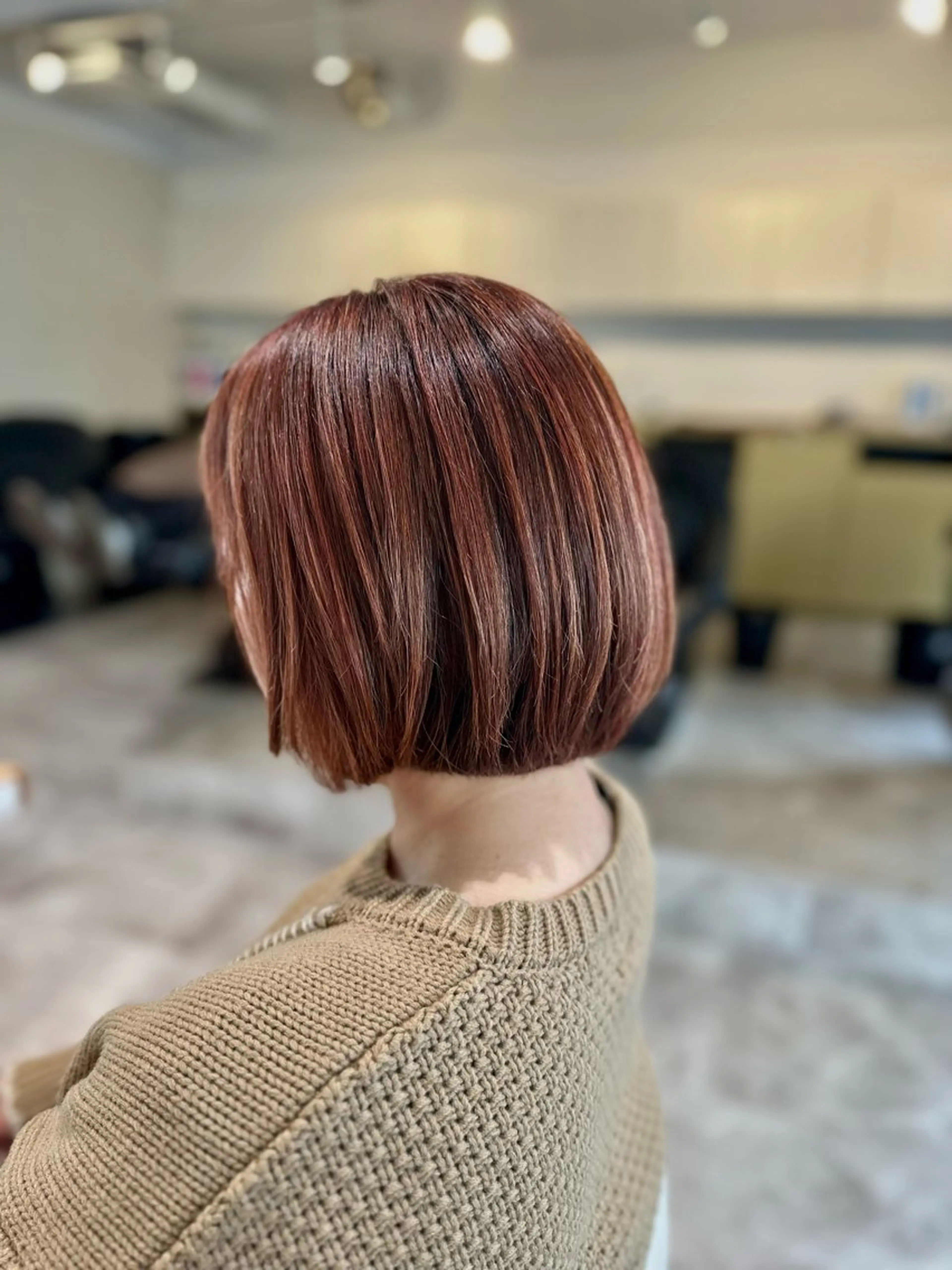 40代50代60代に大人気！白髪ぼかしハイライト頭2/3のデザイン/脱白髪染め　[顔周りレイヤー]の写真