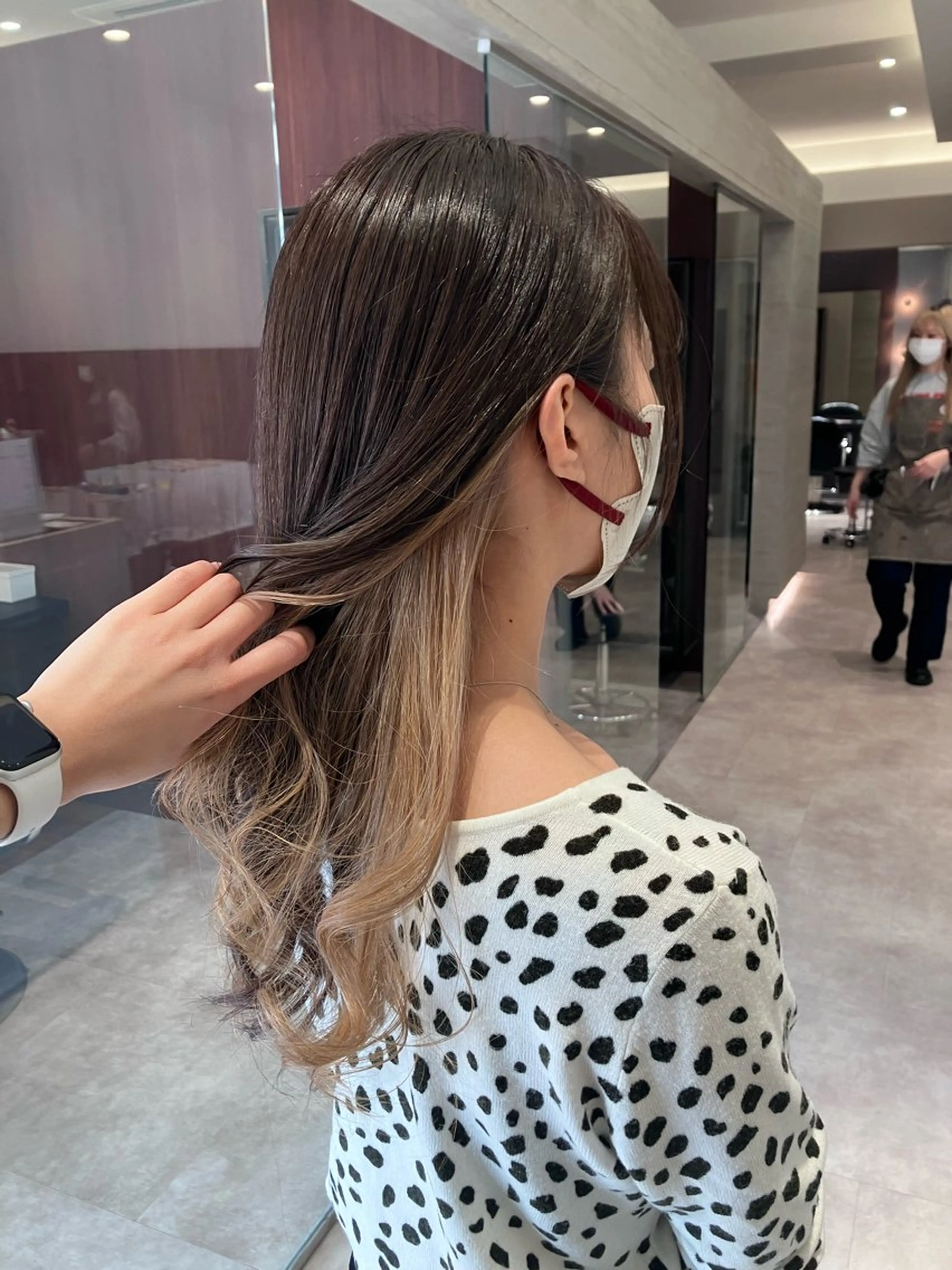ロング カラー ベージュカラー ブリーチ サキ🤍ハイトーン 🩰くびれ巻きヘアのヘアスタイル