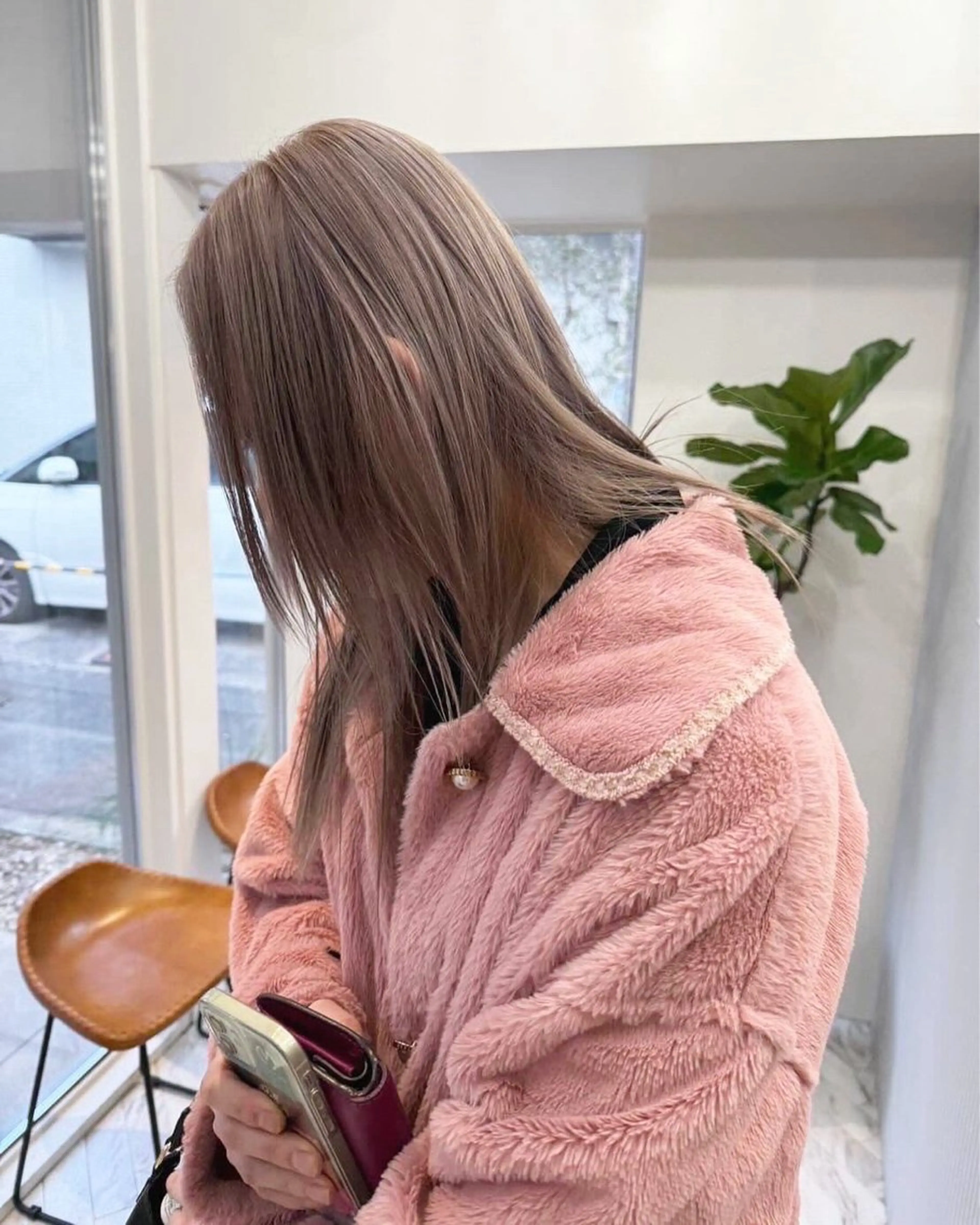 セミロング カラー ミルクティー× グレージュMOMOのヘアスタイル