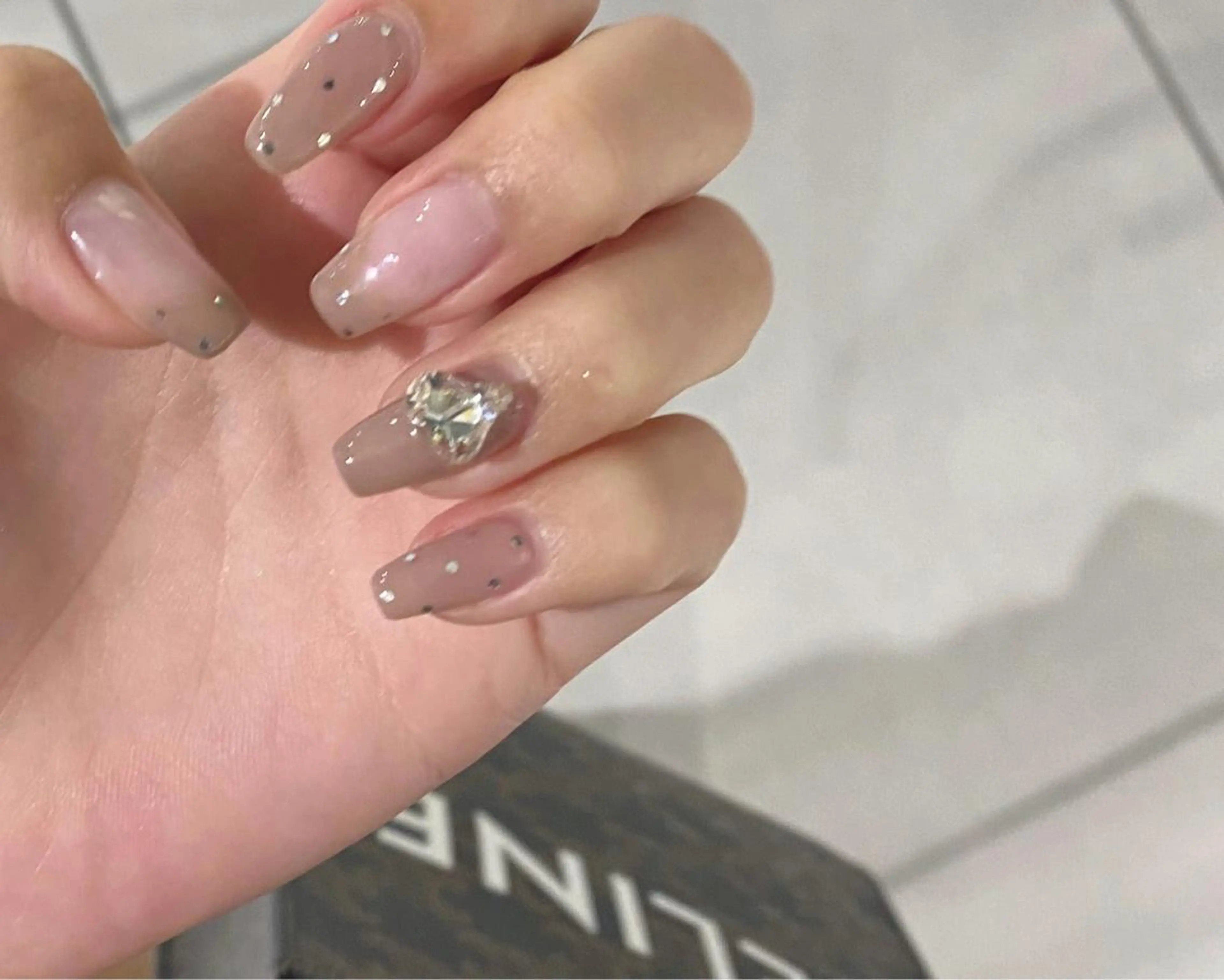 ネイル グラデーション ハート キラキラネイル 韓国ネイル ワンホンネイル h.ours _のネイルデザイン