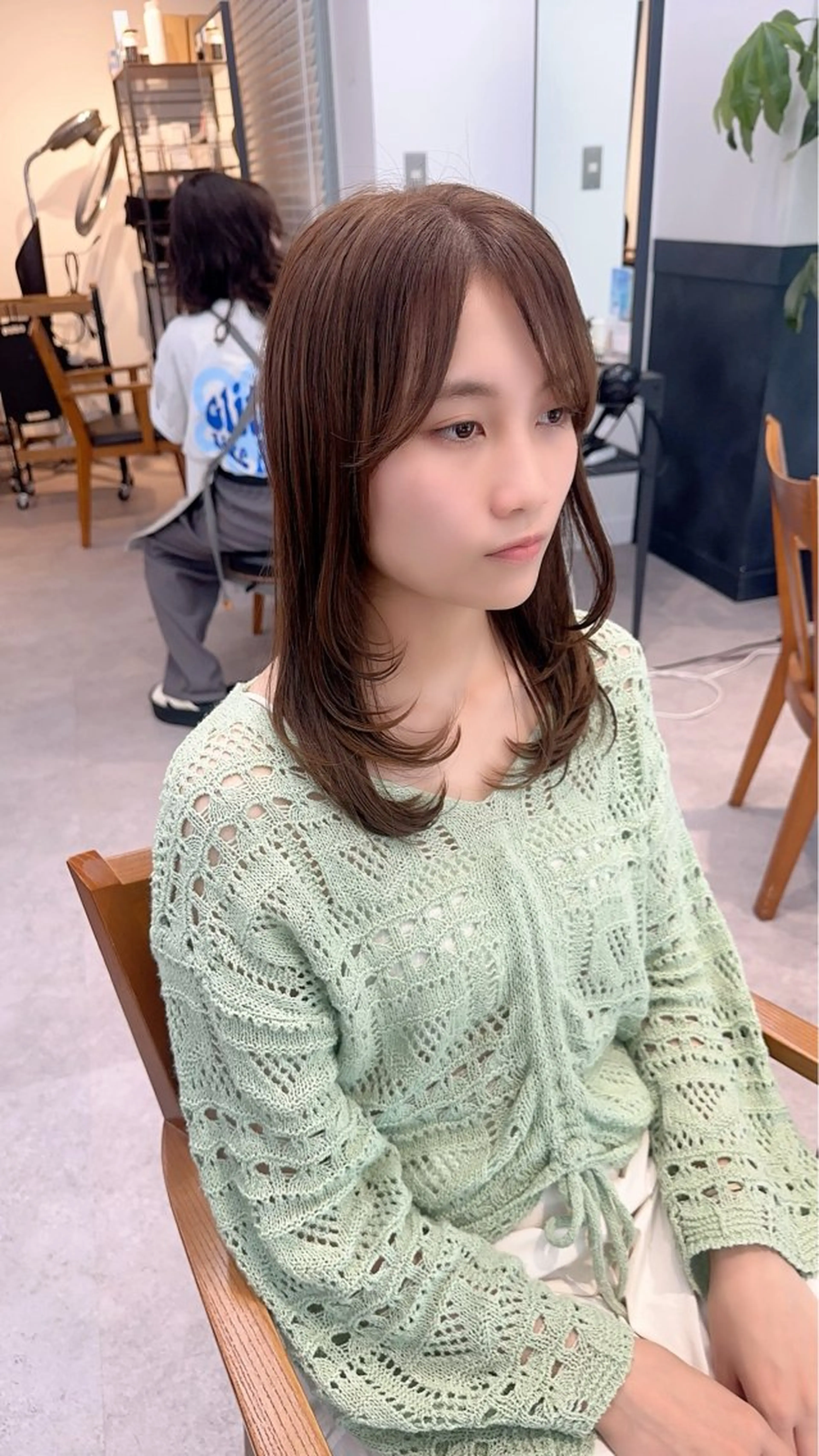 セミロング カラー パーマ ヘアアレンジ メンズ キッズ ネイル マツエク・マツパ アイブロウ レイヤーカット／顔周 りカット/縮毛矯正のヘアスタイル