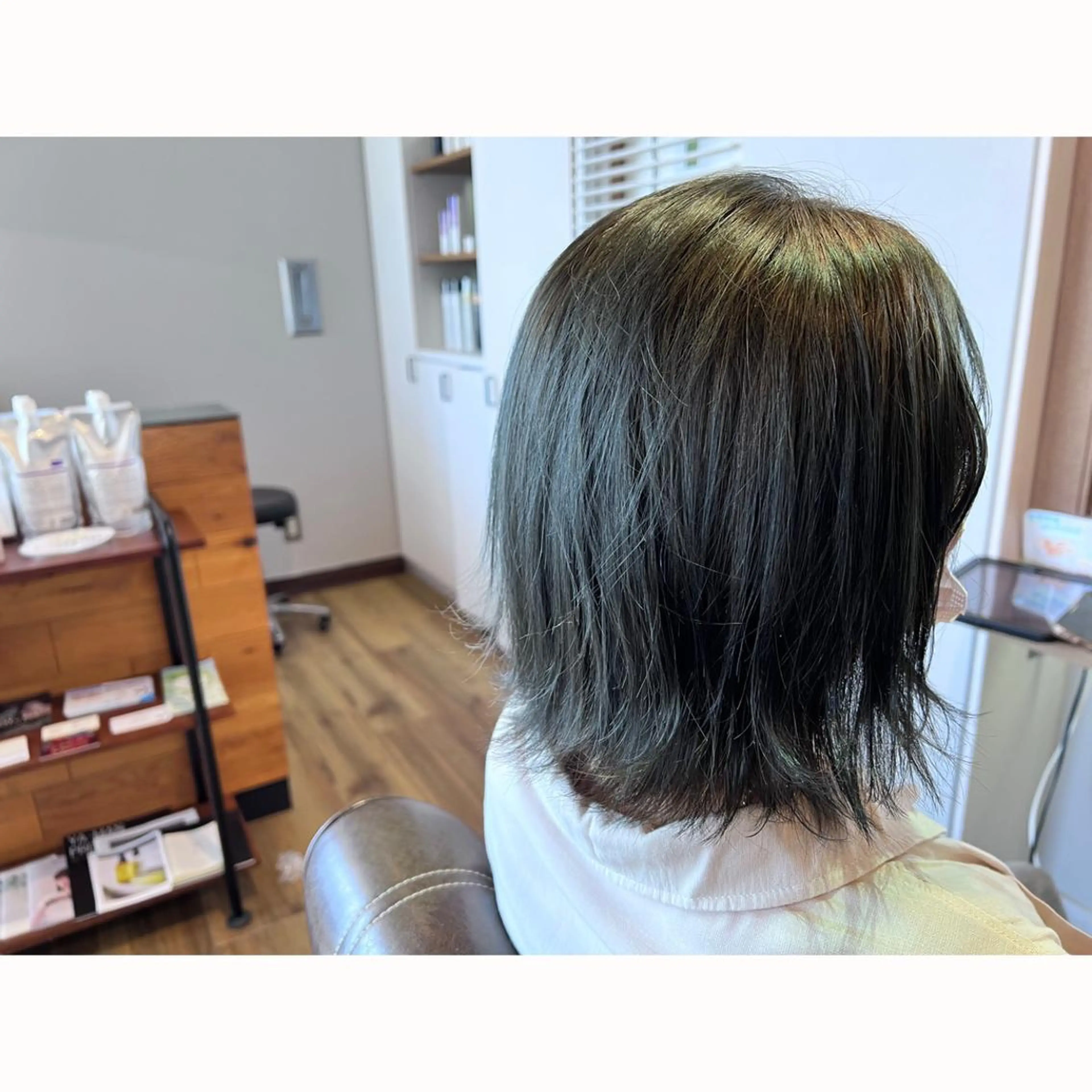 ミディアム カラー グレージュ オリーブグレージュ オリーブグレー ヘアカラー トリートメント ツキダテ ユイのヘアスタイル
