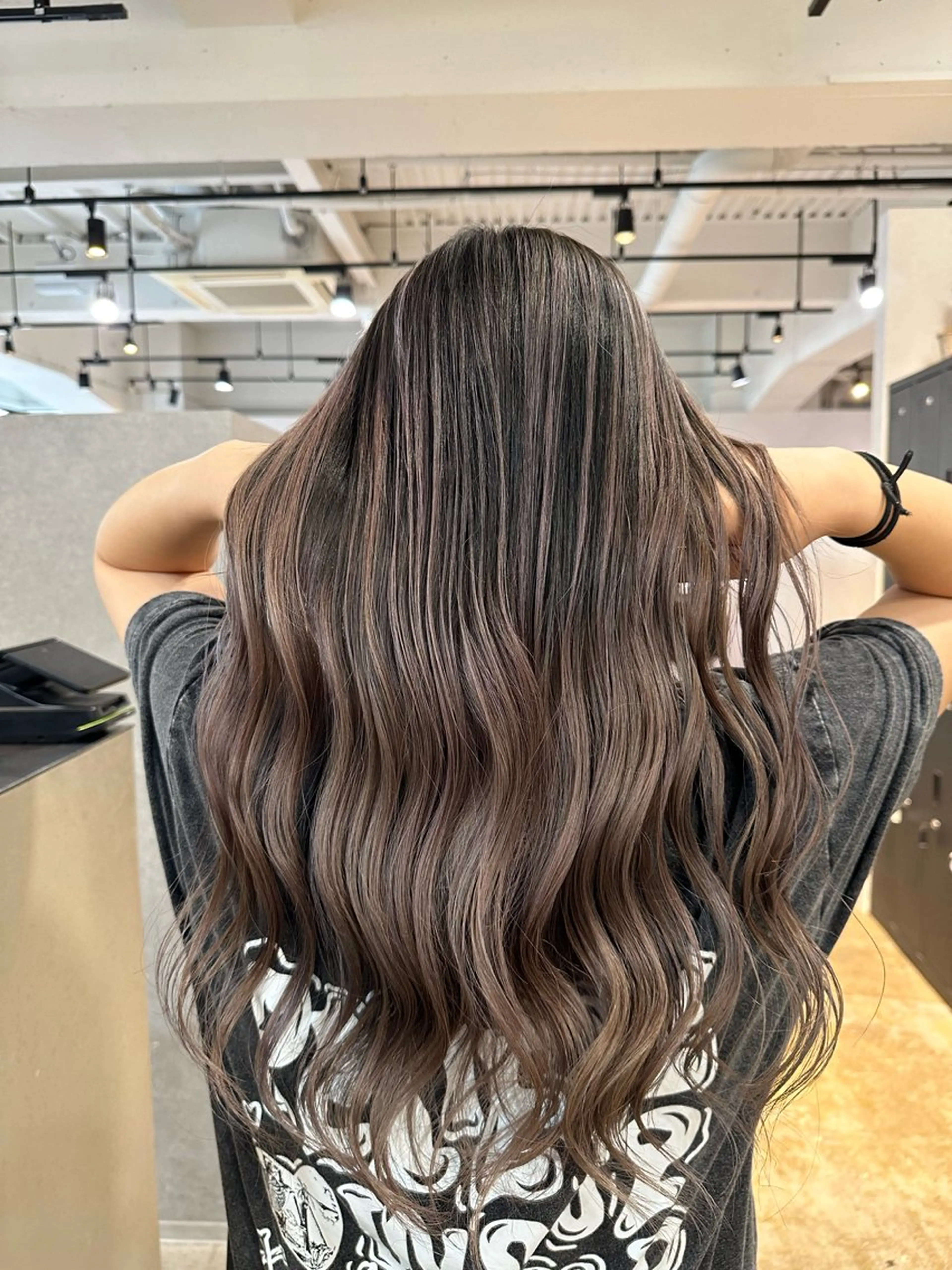 ロング ヘアカラー 足立 采弥のヘアスタイル