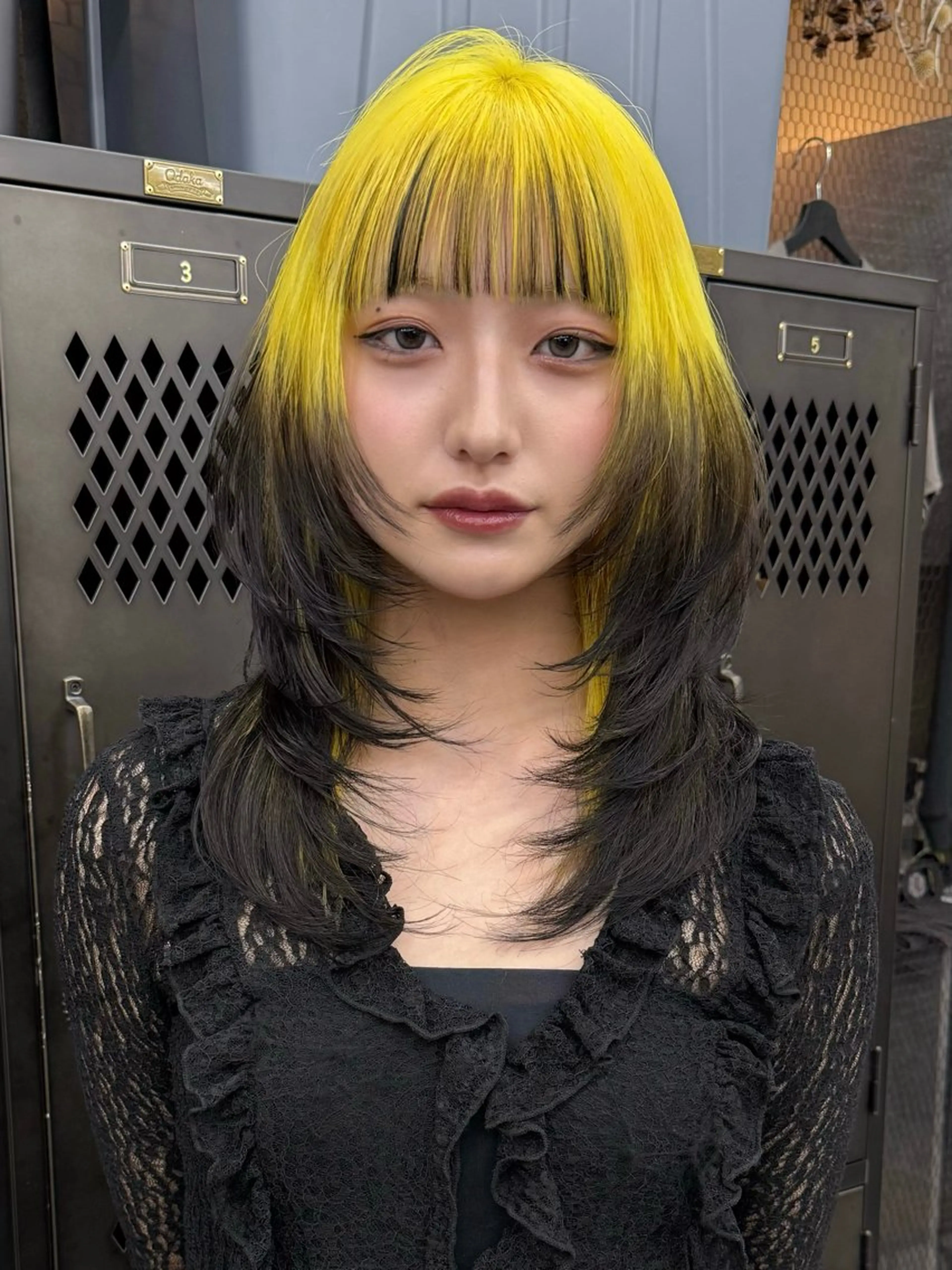 セミロング カラー イツク ⚡️ ルーツ/ハイトーンのヘアスタイル