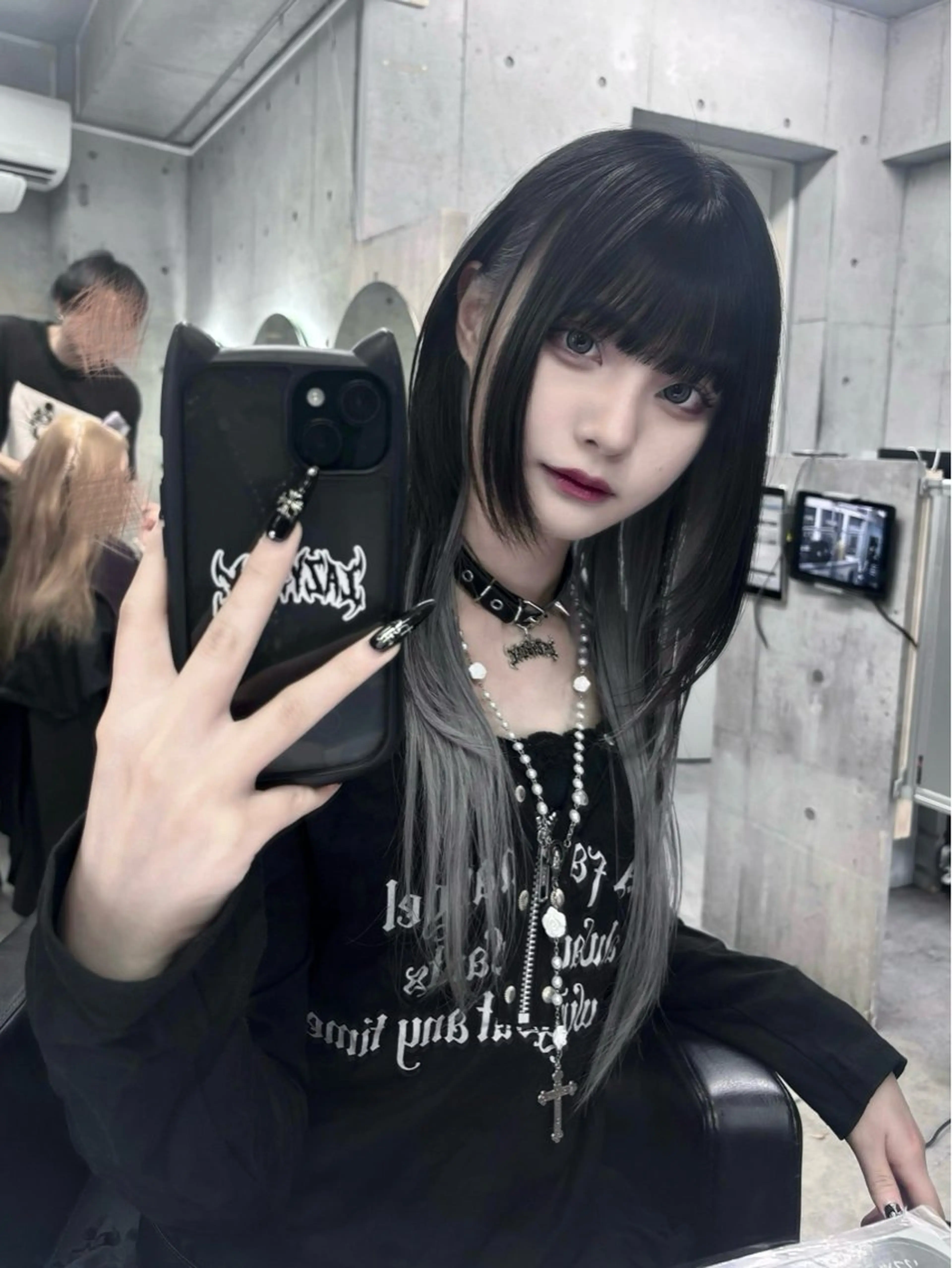 ロング カラー インナーカラー シルバー ハッシュカット ホワイト&レイヤーカ ットエクステ長畠俊輔のヘアスタイル