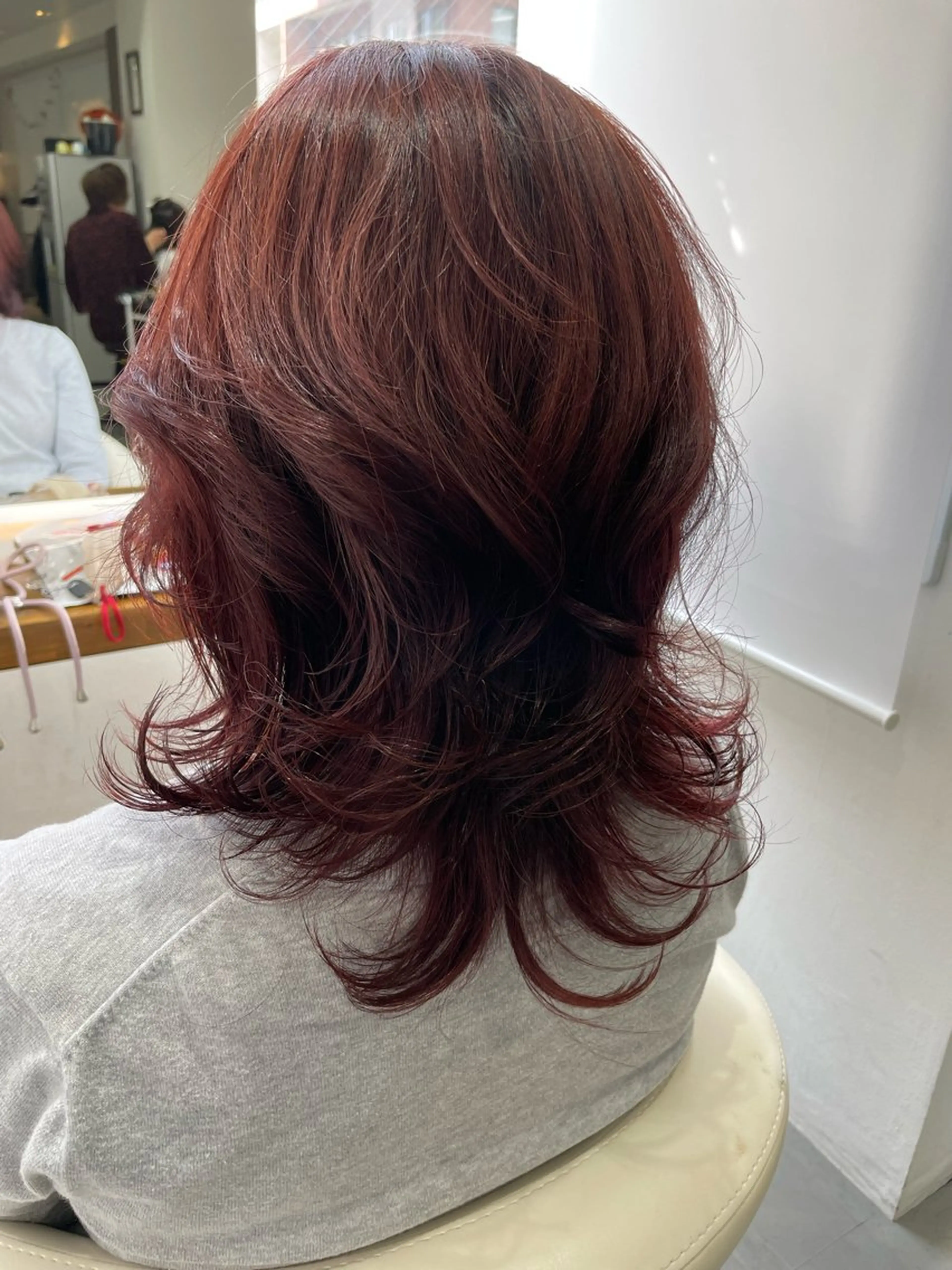 ミディアム カラー ヘアアレンジ ボルドーカラー ウルフカット 🎨 SHIORI🥀のヘアスタイル