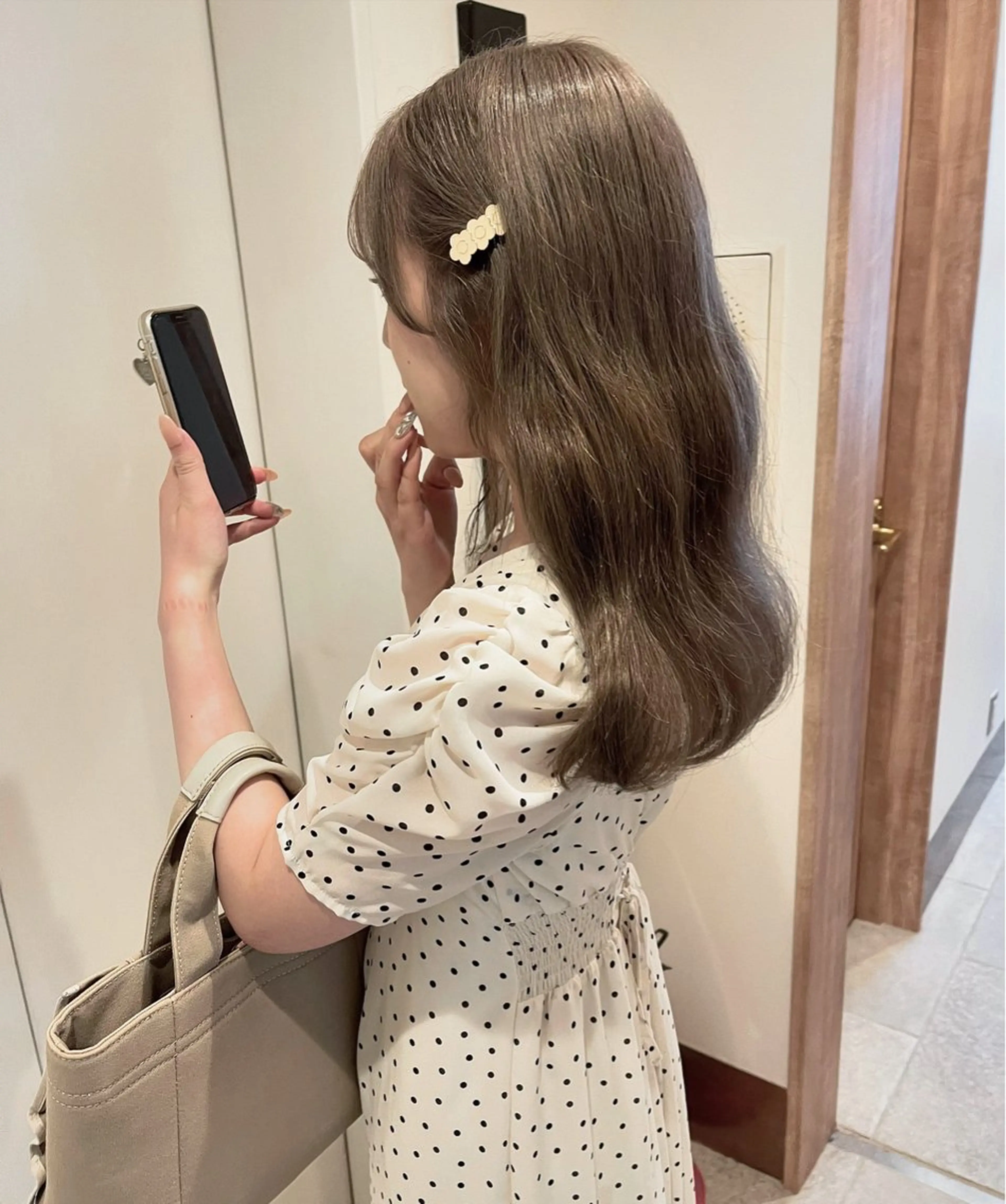 ロング カラー ブリーチ グレージュ ミルクティーグレージュ ヘアカラー トリートメント 盛れる顔まわり✨🎀 レイヤー別所好葉のヘアスタイル