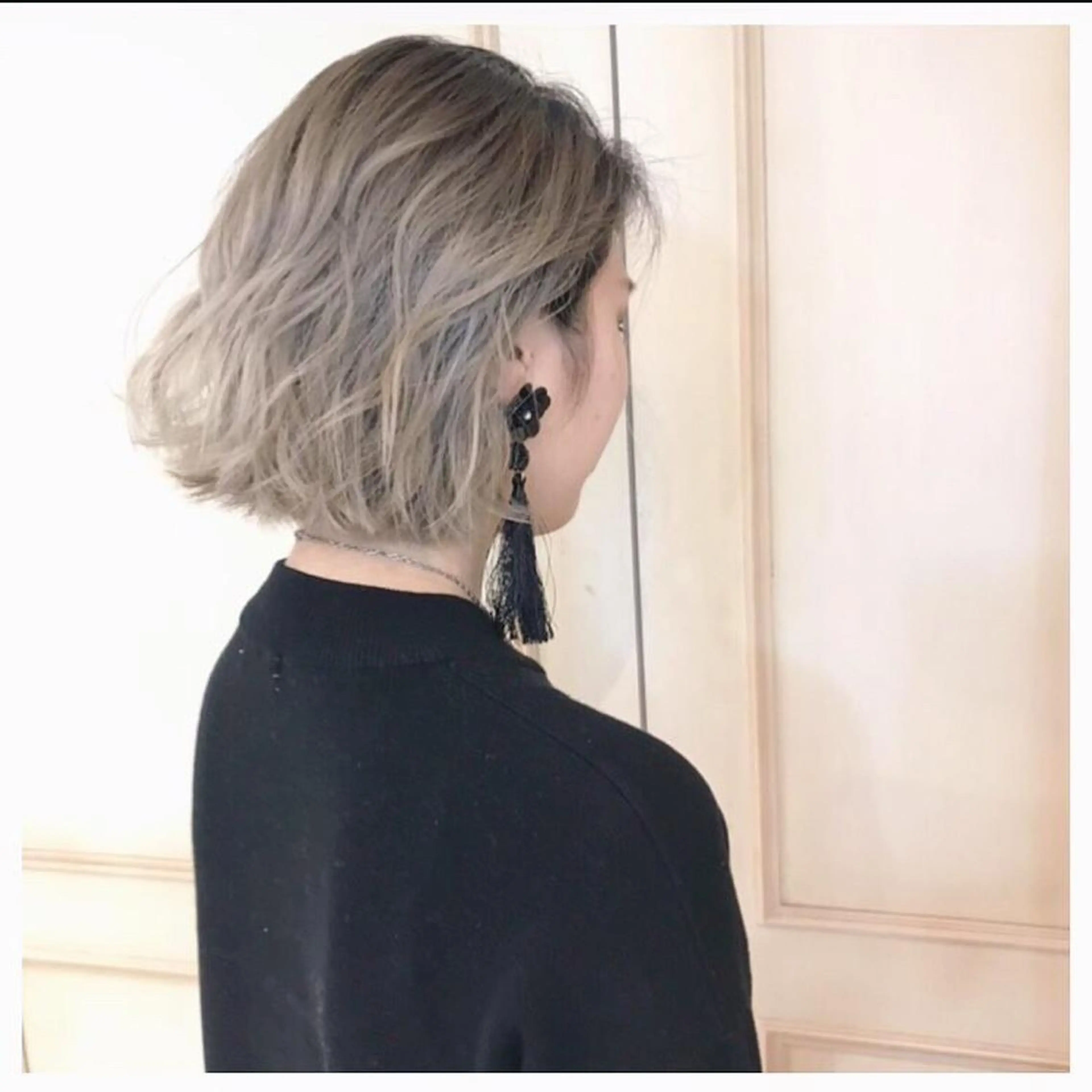 ショート ヘアアレンジ レイヤーカット✖️ 柔らかベージュカラーのヘアスタイル