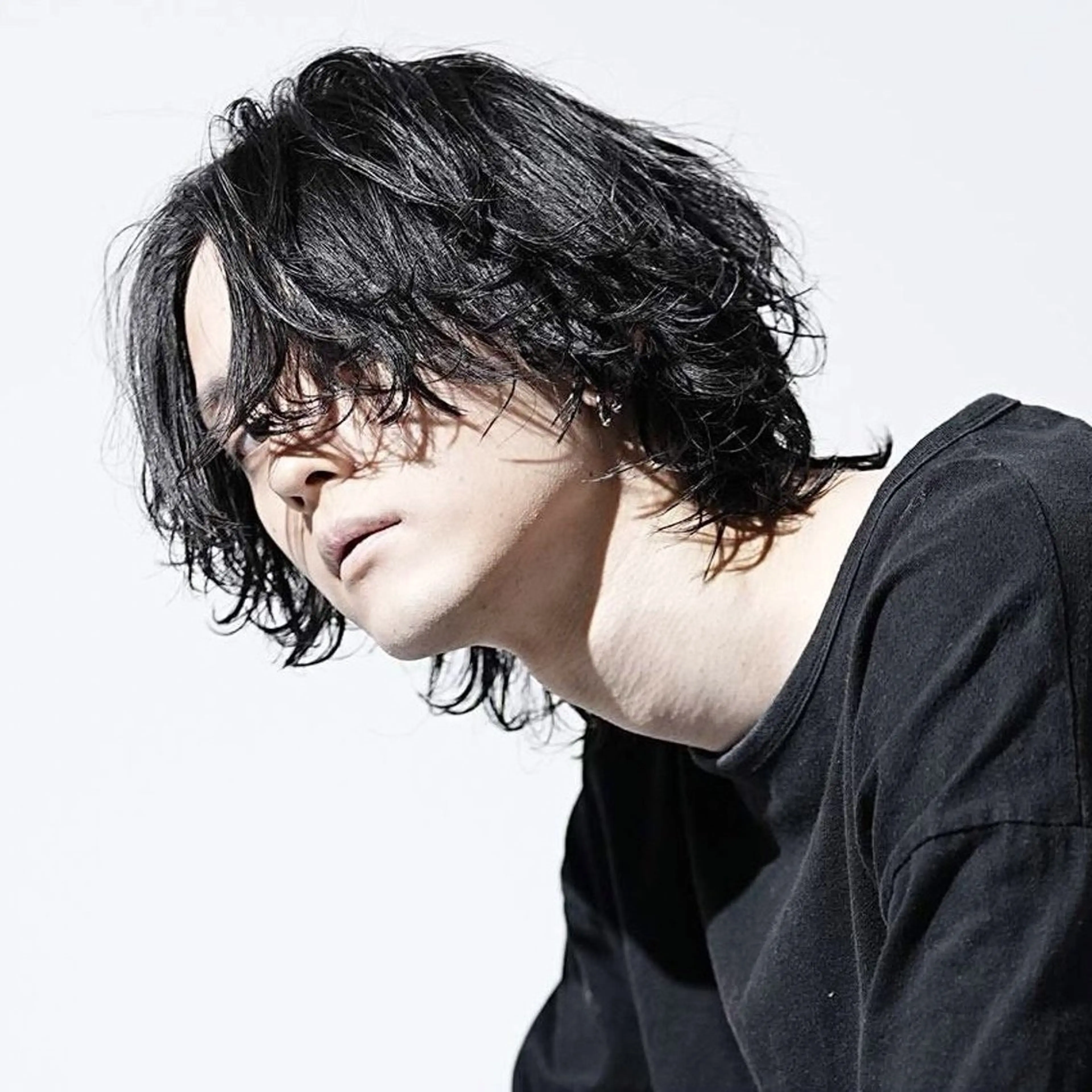 ミディアム パーマ メンズ ミディアムパーマ センターパート マッシュウルフ マッシュ メンズパーマ 木村 直哉のヘアスタイル