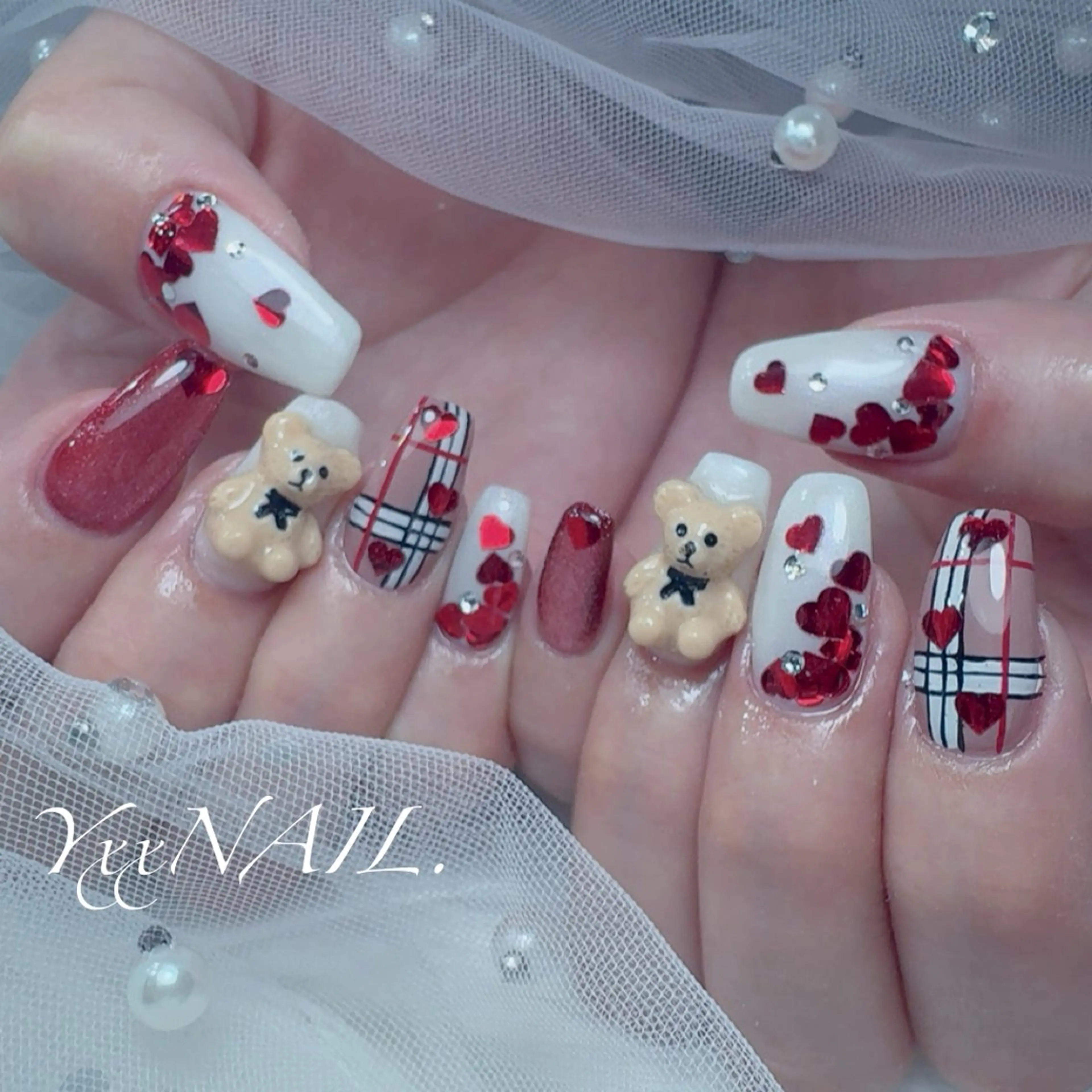 ネイル 持ち込み バレンタイン ハンドネイル フットネイル プライベートサロン 🩵YxxNAIL.のネイルデザイン