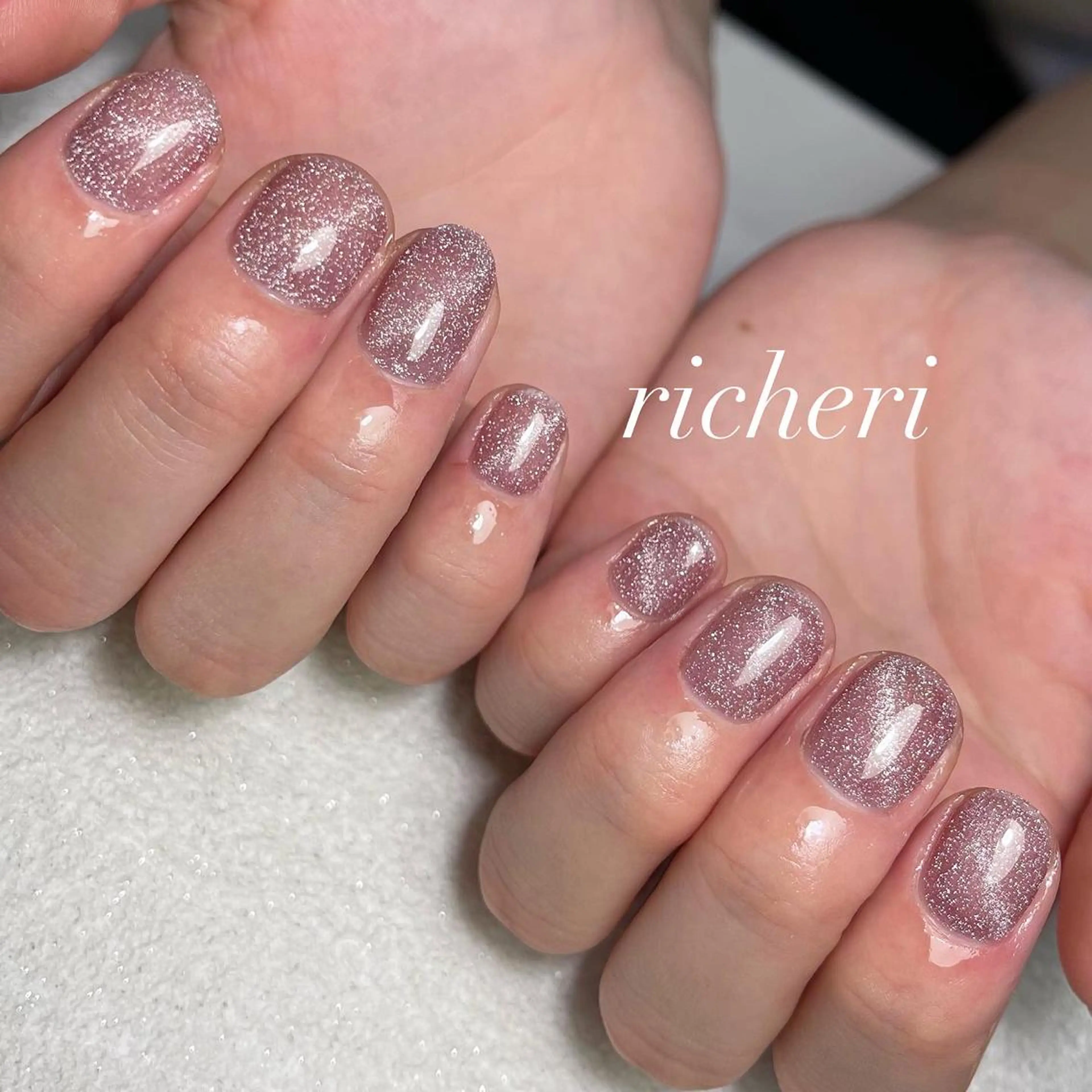 ミディアム ネイル パープルカラー フラッシュネイル ジェルネイル マグネットネイル オフィスネイル ハンドネイル richeri beautyのエステ・リラクイメージ