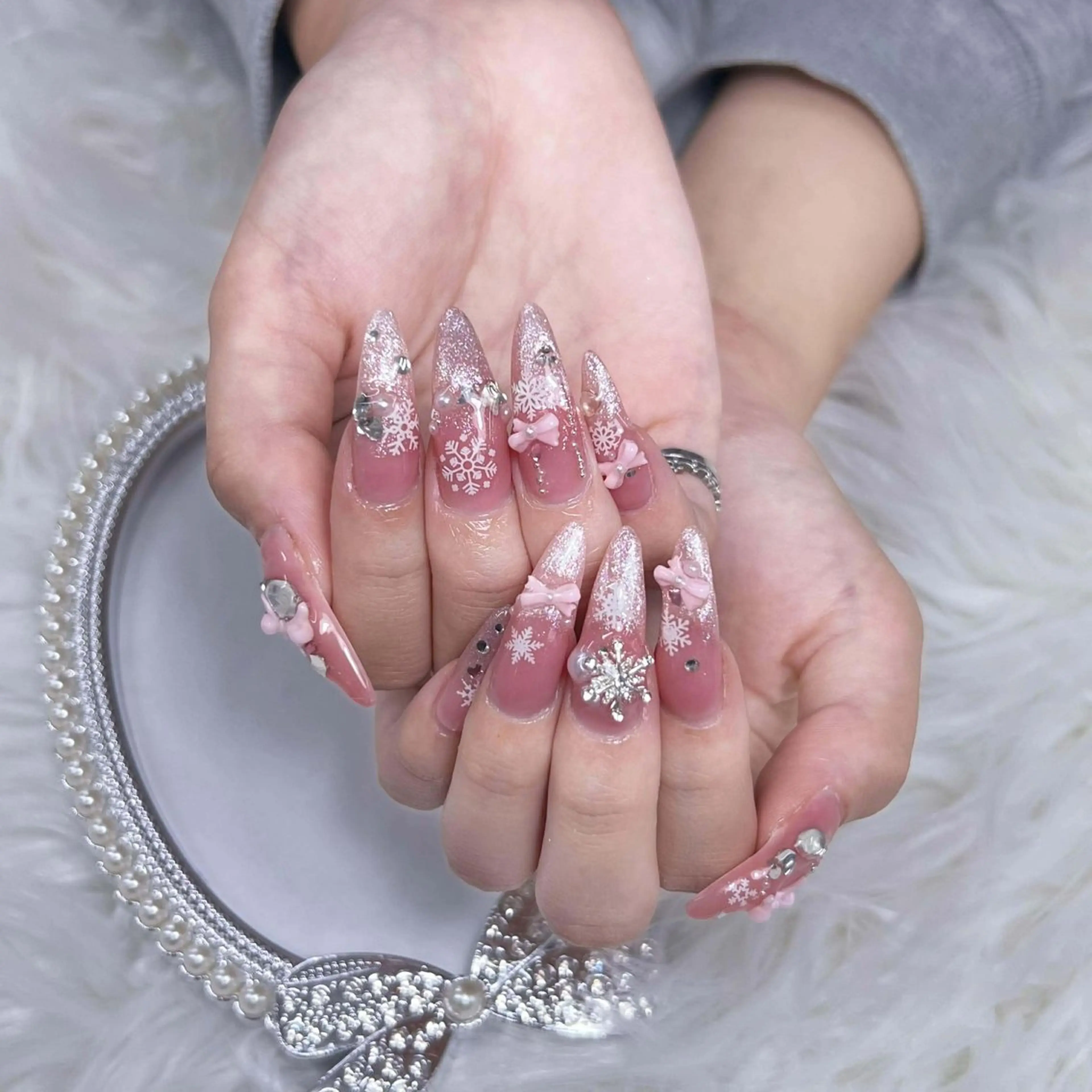 ネイル オーロラネイル ボルドー ブラウン ハート ラメ(グリッター) ハンドネイル ハンドケア Nova Nailのネイルデザイン