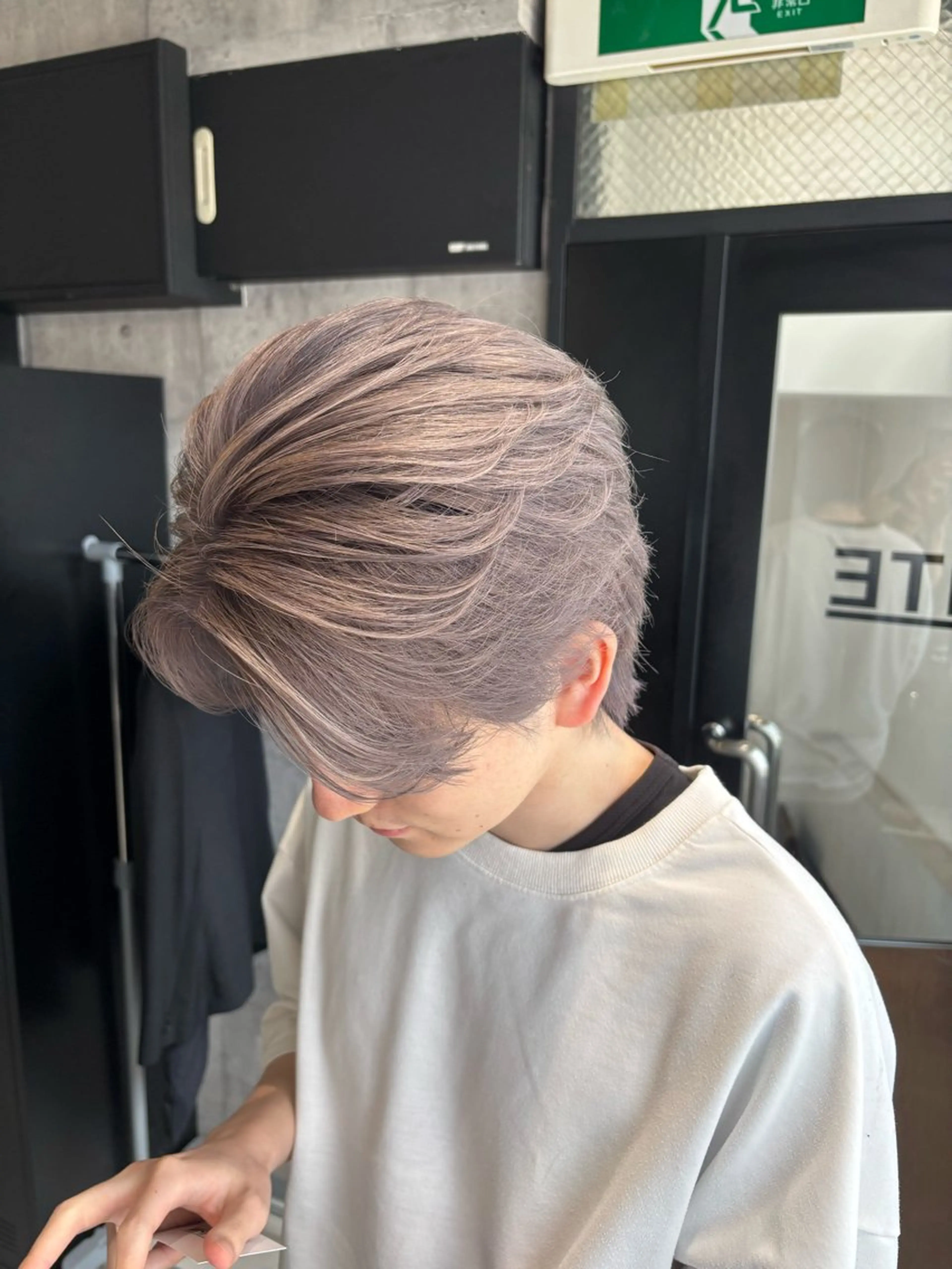 カラー メンズ グレージュ シルバー シルバーグレージュ カット ヘアカラー _WHITE / KENTOのヘアスタイル