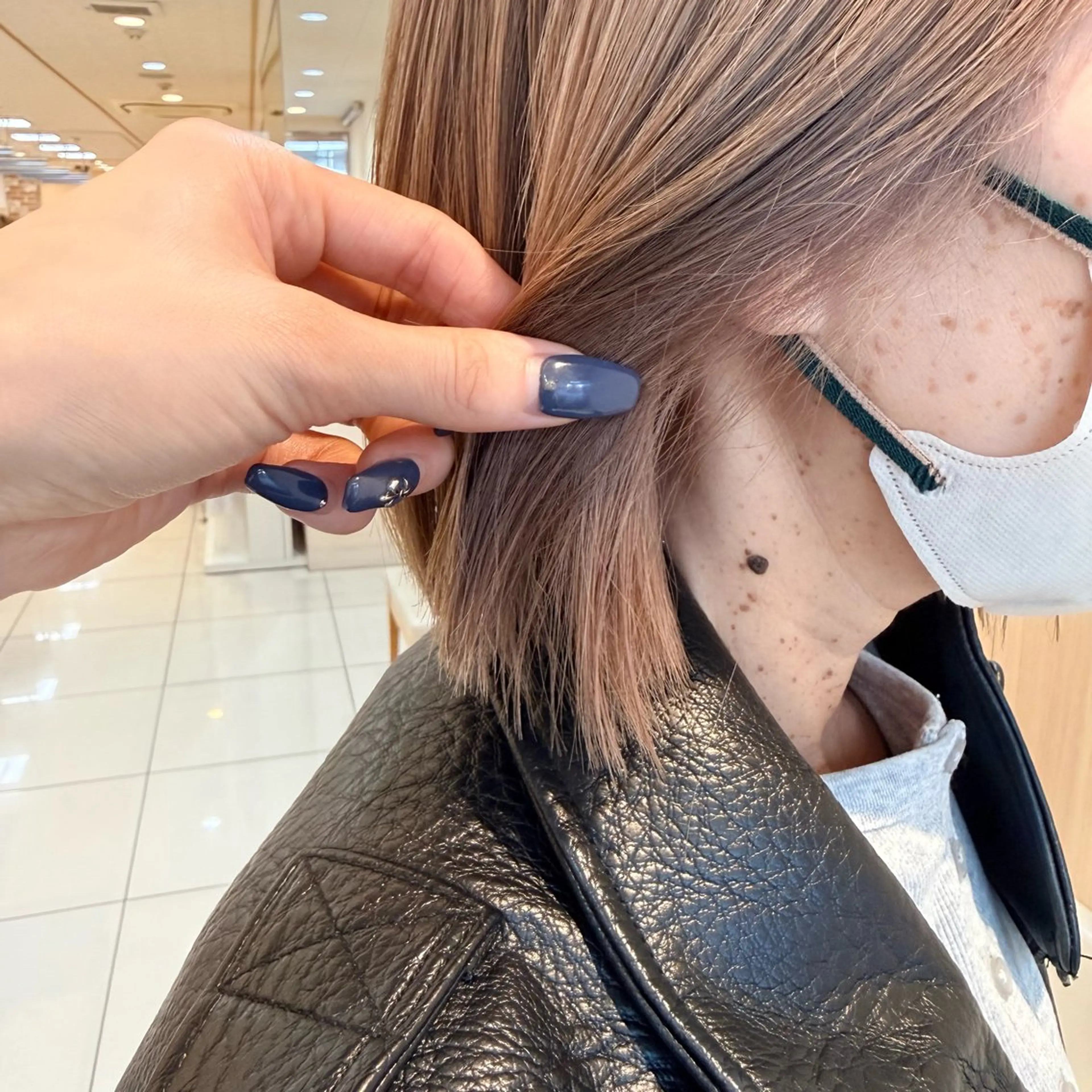 ショート ヘアカラー トリートメント 店長ハイトーンカラー 柞山史奈のヘアスタイル