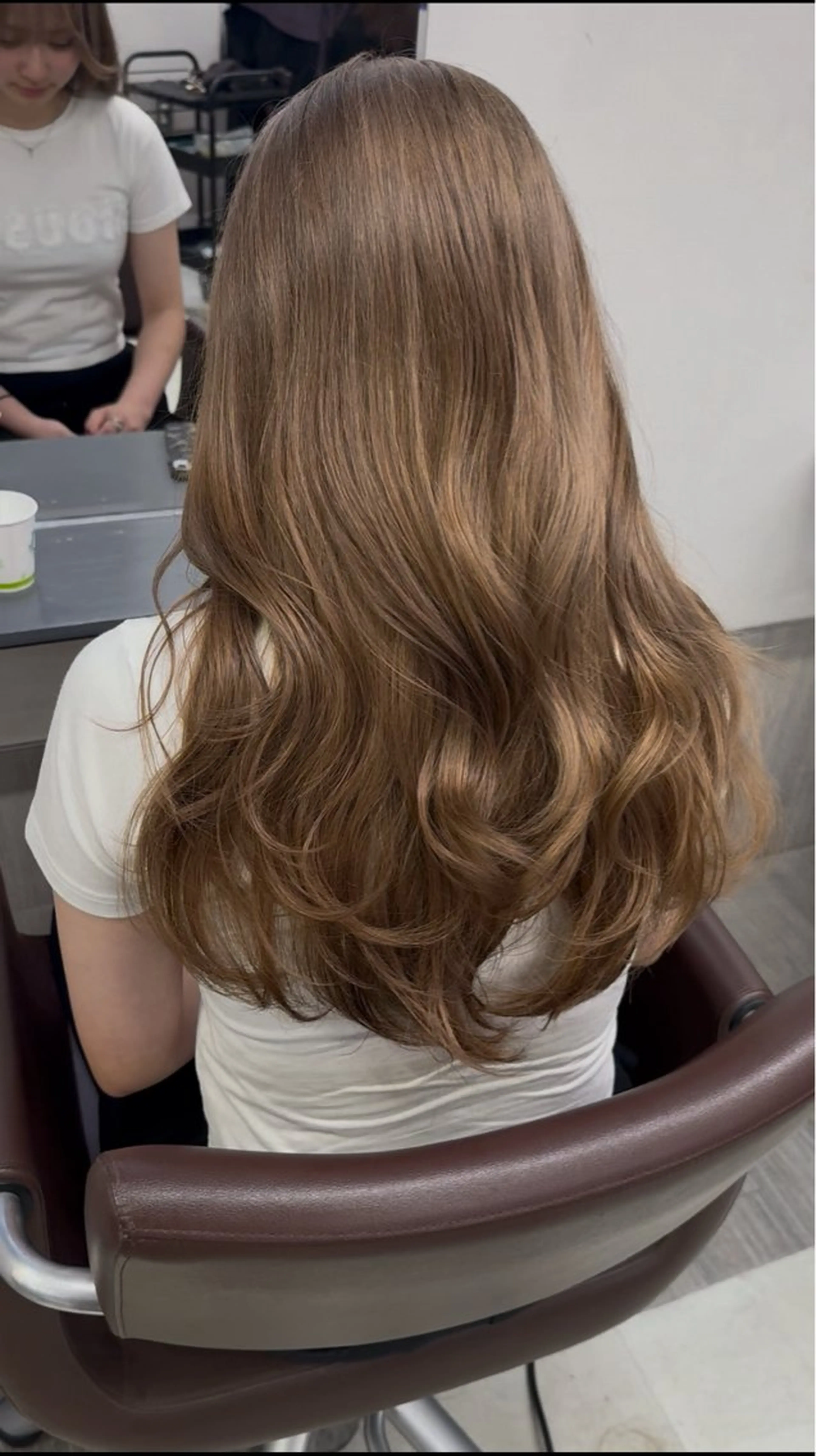 ロング カラー ヘアカラー トリートメント 赤みなしオリーブ ハイトーン×レイヤーのヘアスタイル