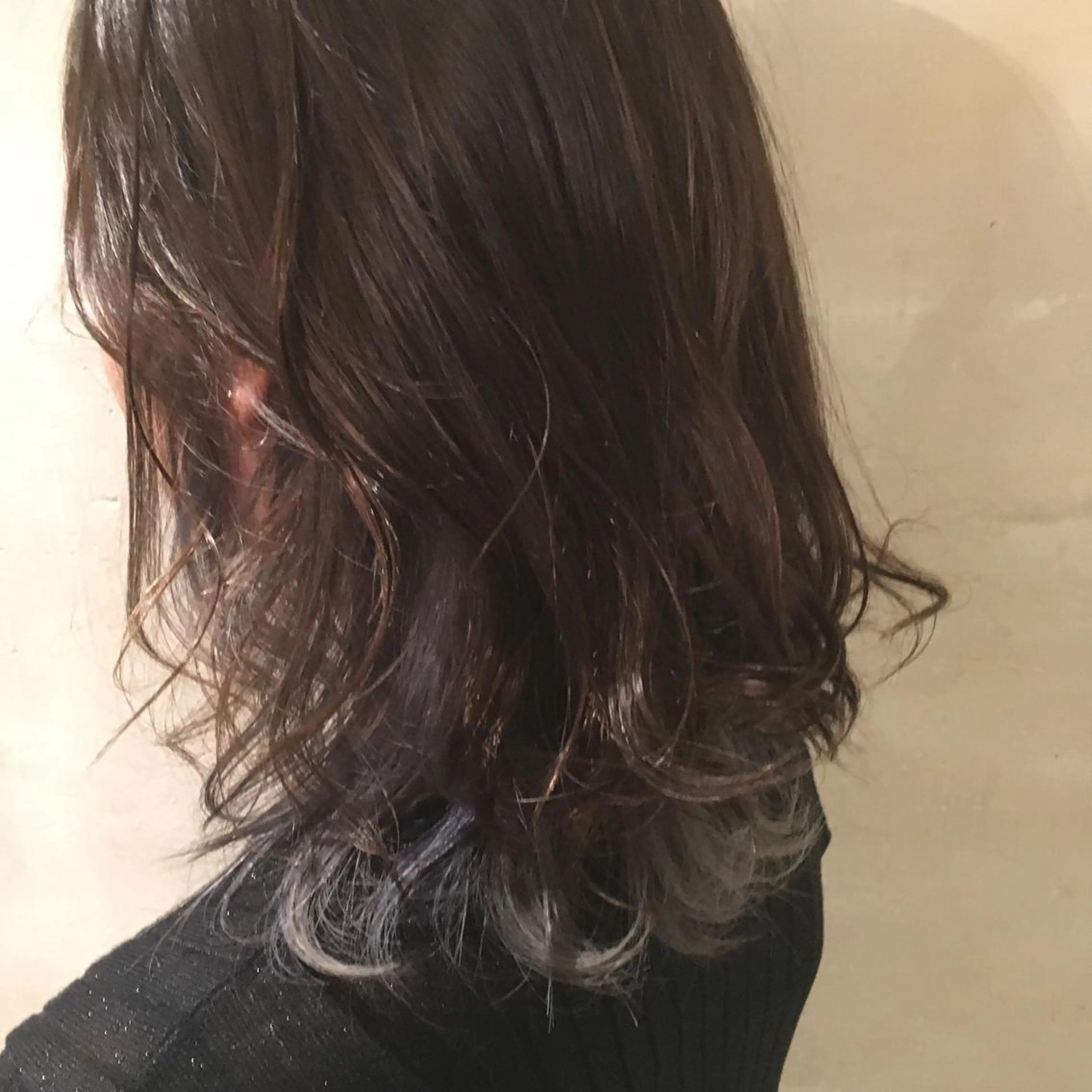 ミディアム カラー ブルーカラー ブルーグレー インナーカラー レイヤーカット 井上 日菜乃のヘアスタイル