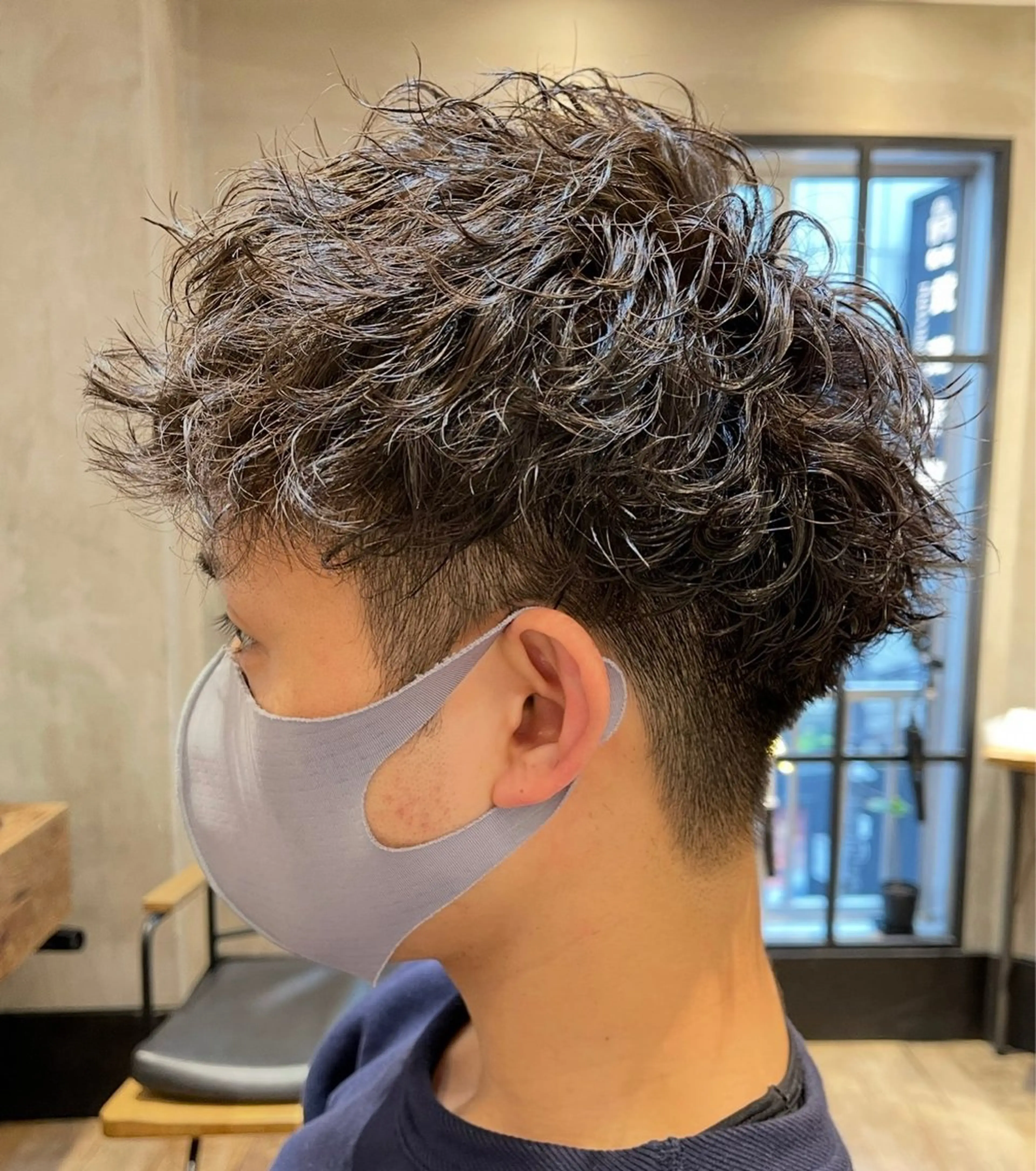 ショート パーマ メンズ ビジネス センターパート フェードカット フェザーパーマ メンズ韓国風 カット パーマ トリートメント ヘアセット 新宿メンズ専門 モテ清潔感パーマ特化のヘアスタイル