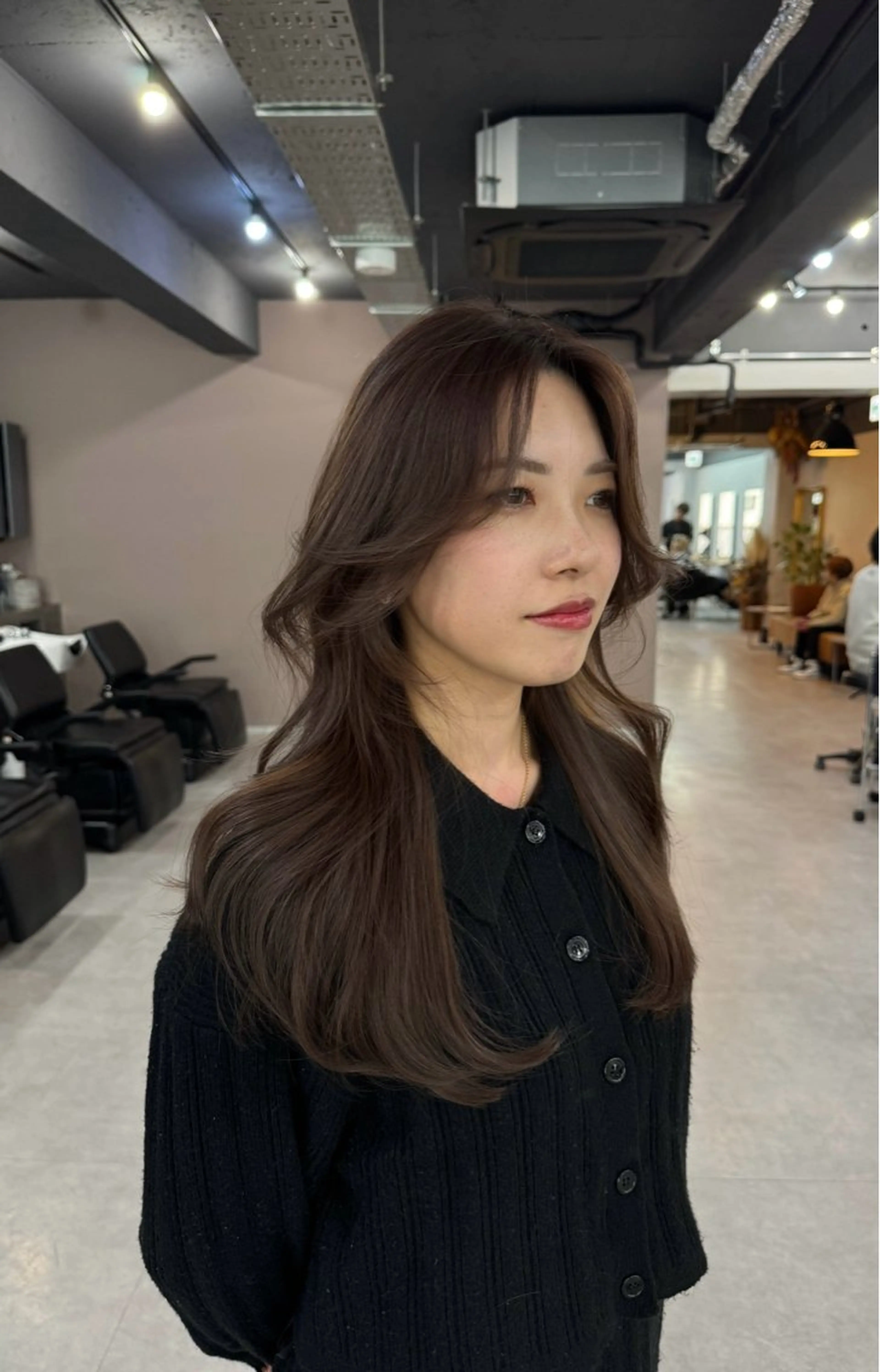 ミディアム カラー カット ヘアカラー トリートメント 西村あきや トレンド韓国ヘアのヘアスタイル